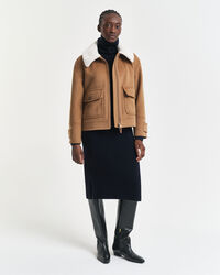 Kjole med rullekrave og strikdetaljer