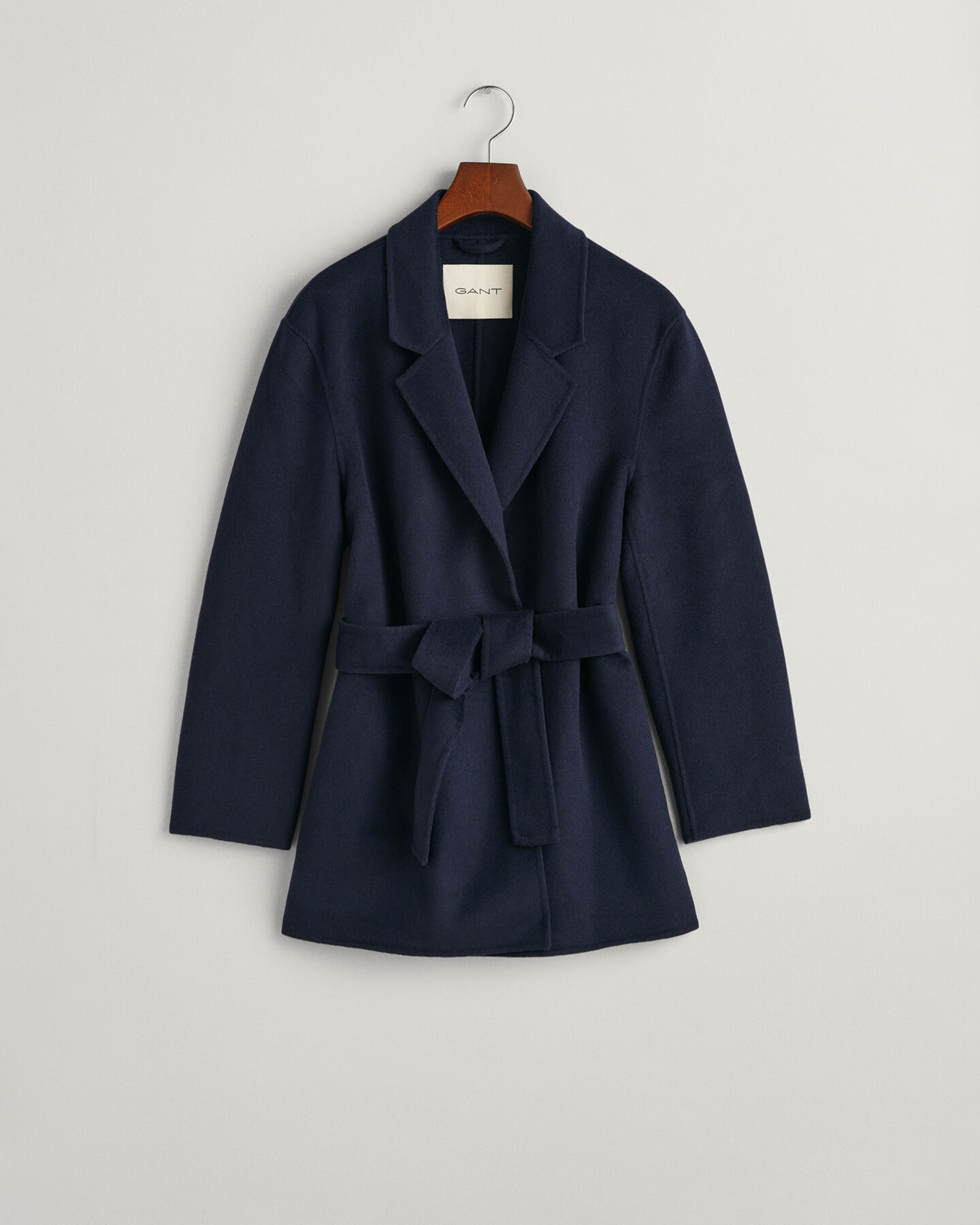 Håndsyet blazer med bælte