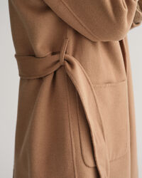 Håndsyet frakke med bælte