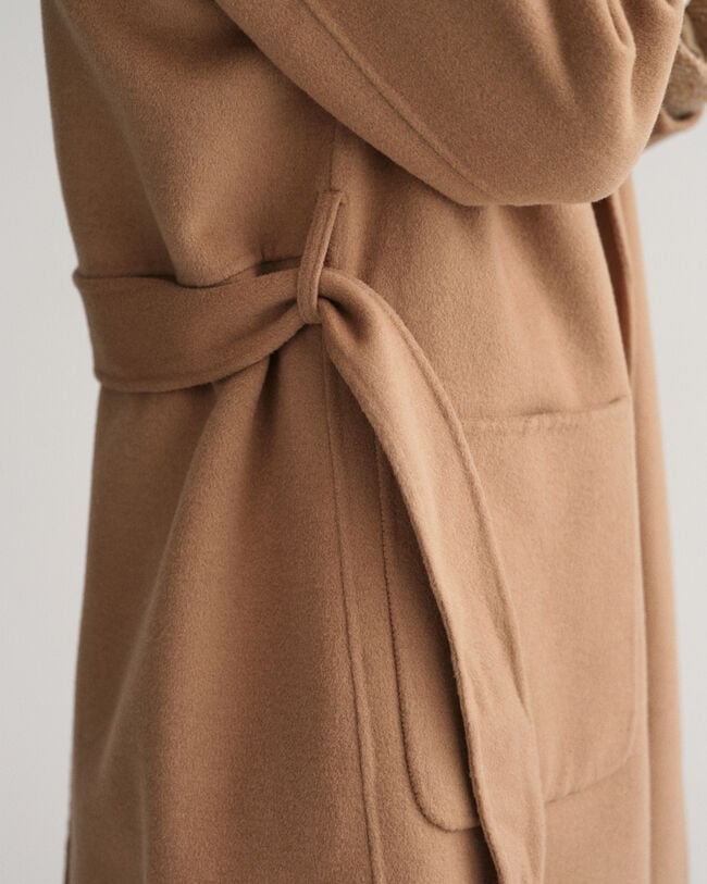 Håndsyet frakke med bælte