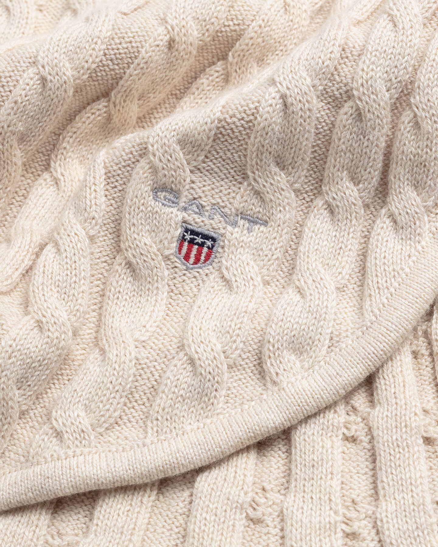 Baby t&aelig;ppe af bomuld med kabelstrik