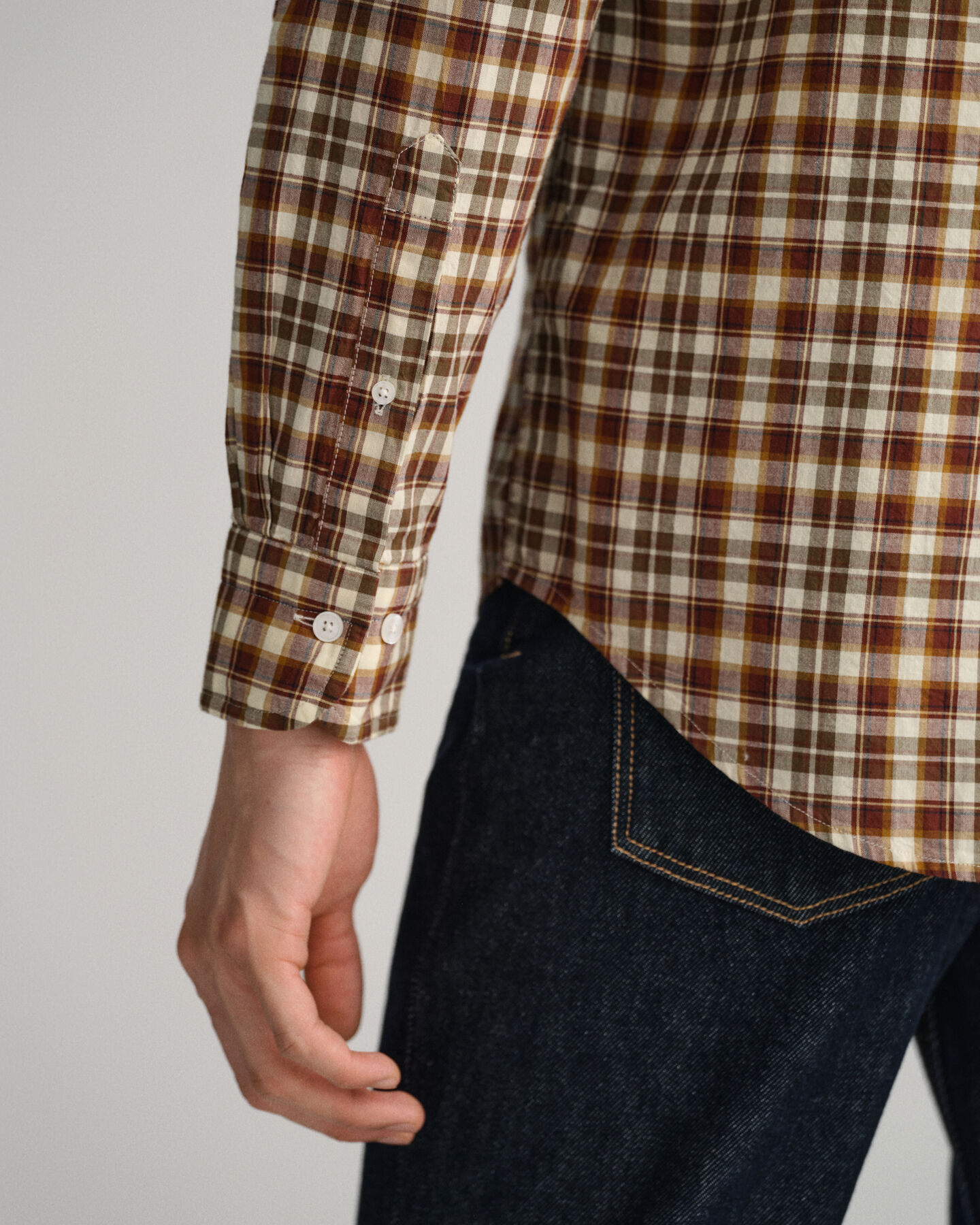 Regular fit t&aelig;tv&aelig;vet skjorte med skotsktern