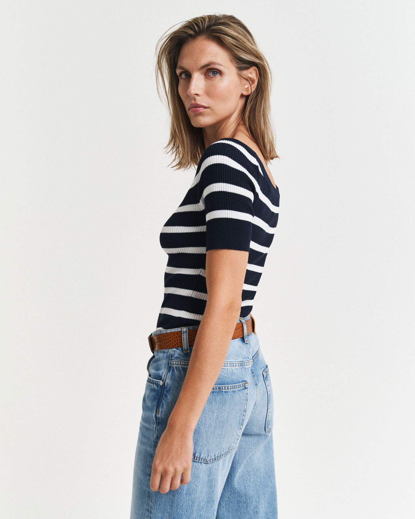 Stribet off-shoulder top i ribstrik