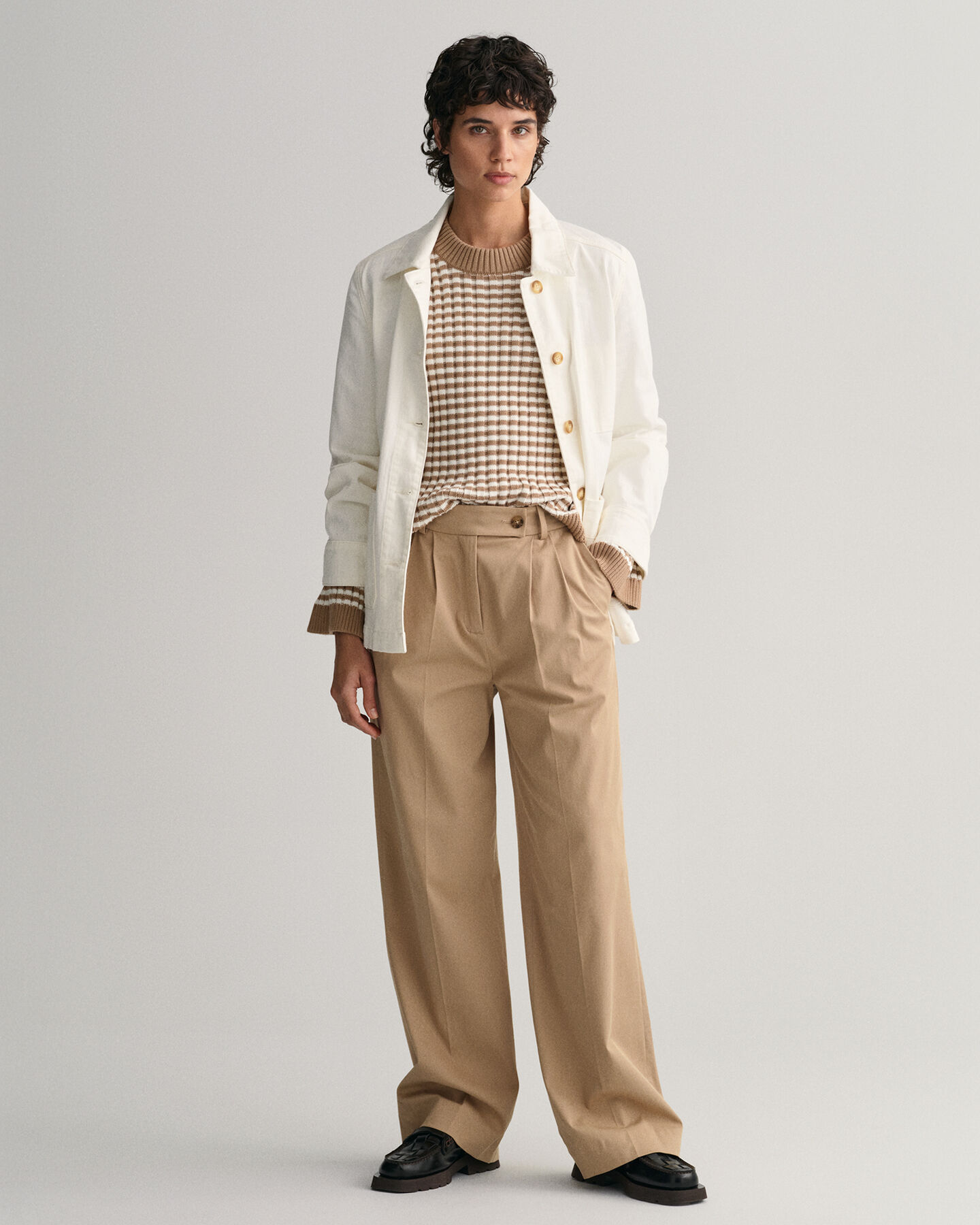 Stribet ribstrikket crewneck sweater af bomuld