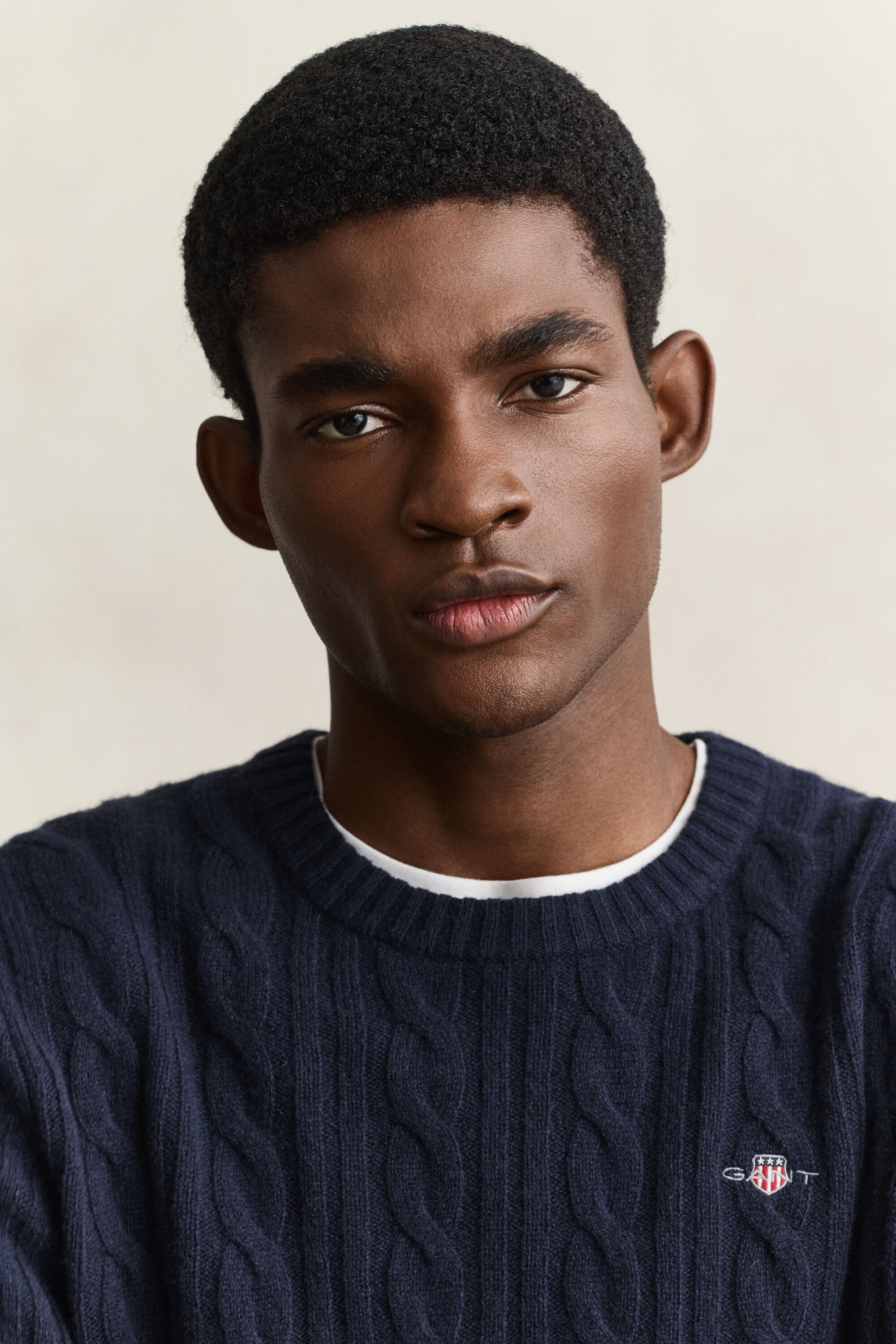 Crewneck sweater af lammeuld med kabelstrik