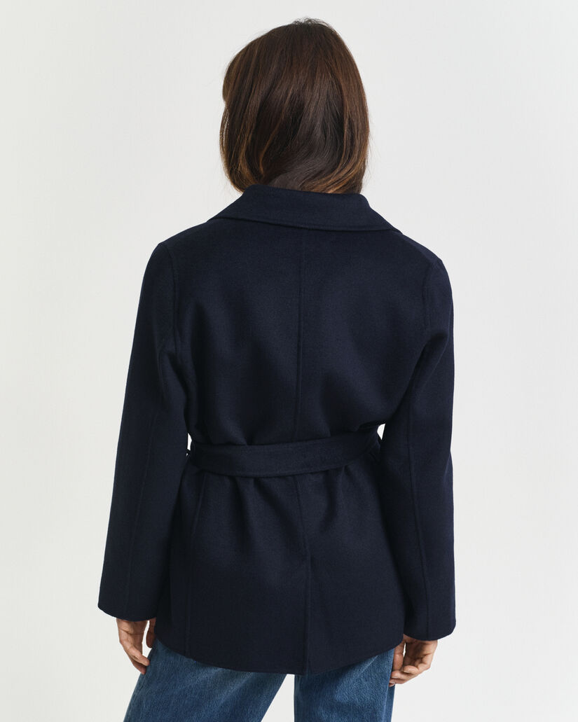 Håndsyet jakke med bælte