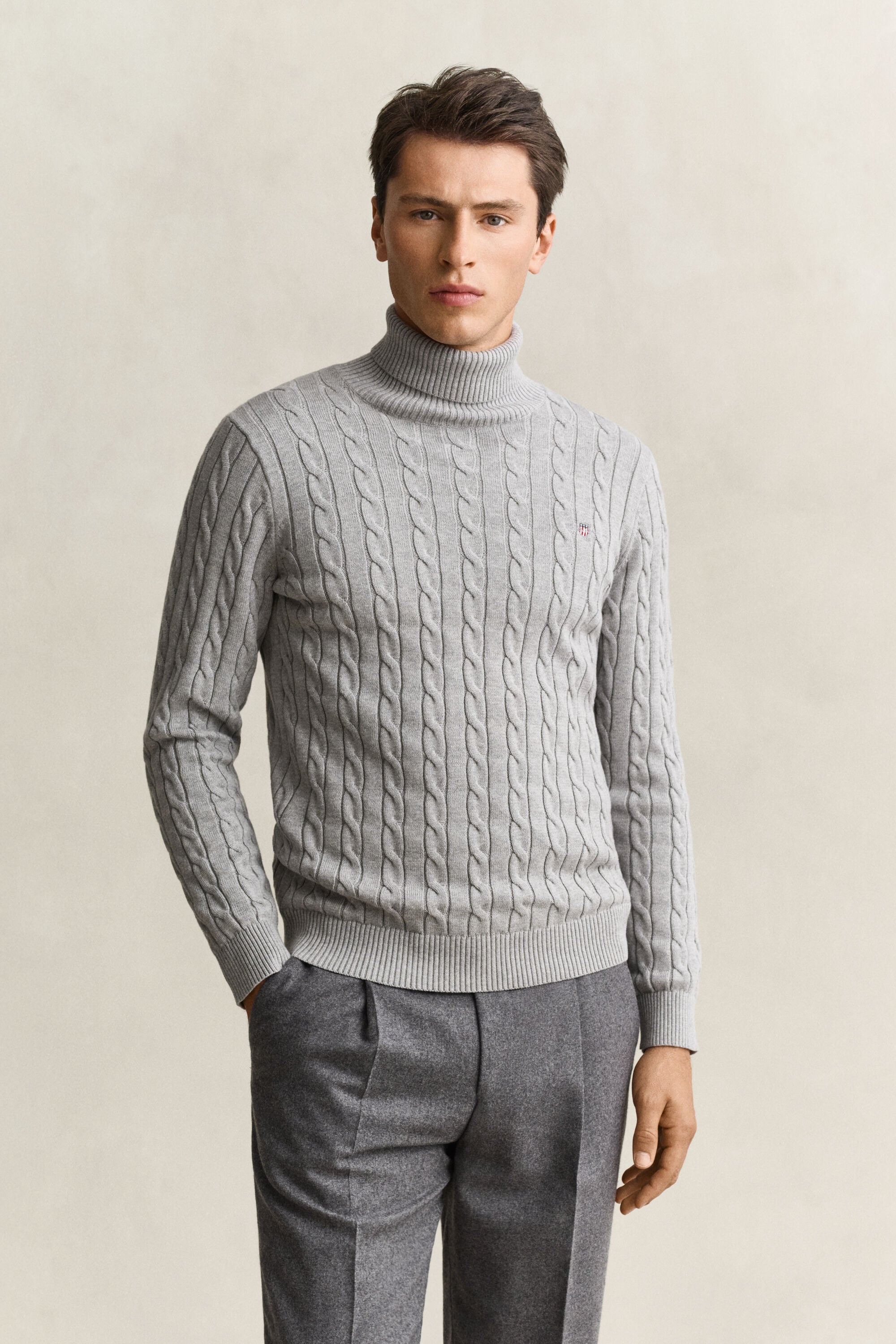 Kabelstrikket sweater af bomuld med rullekrave
