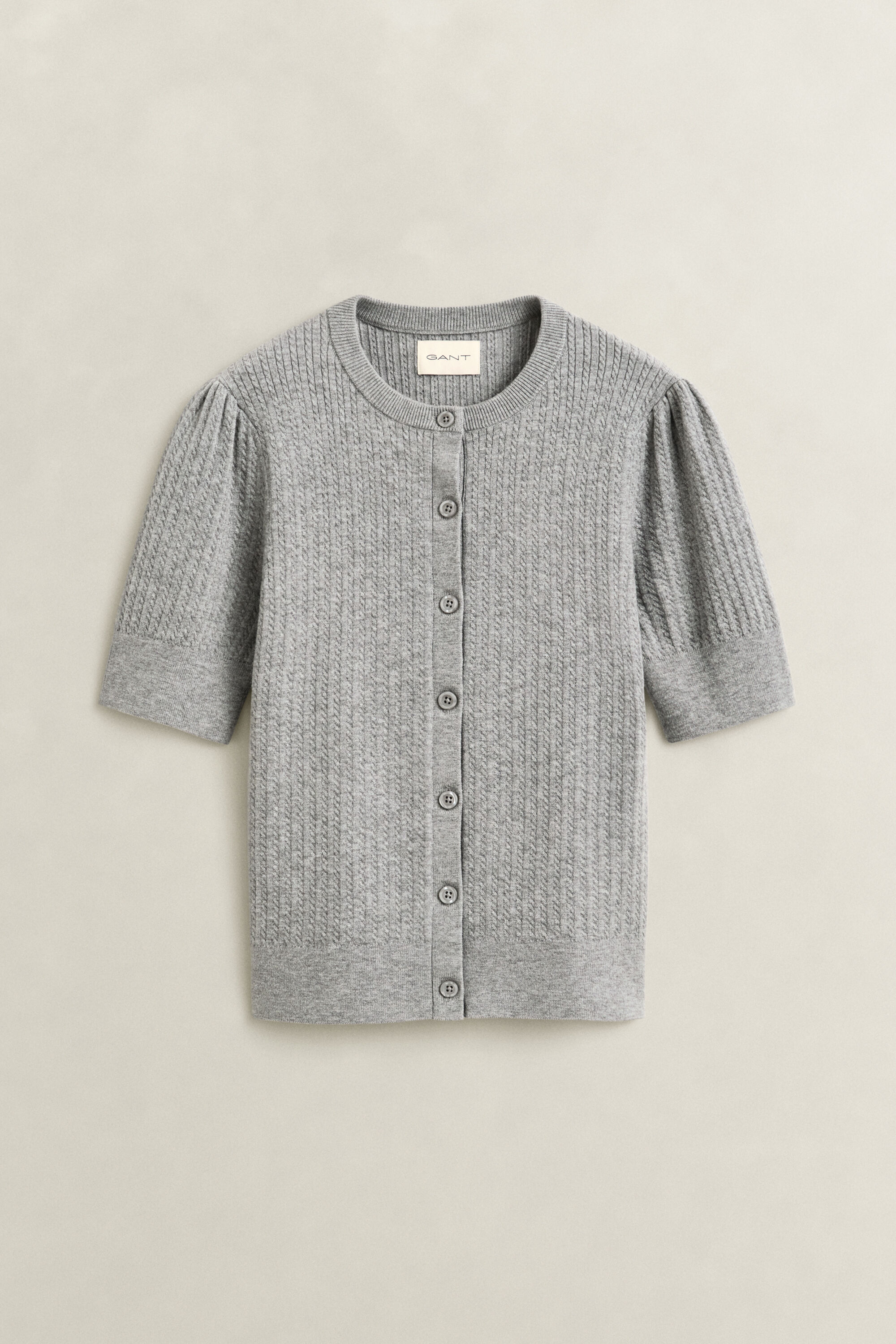Kabelstrikket cardigan med korte ærmer