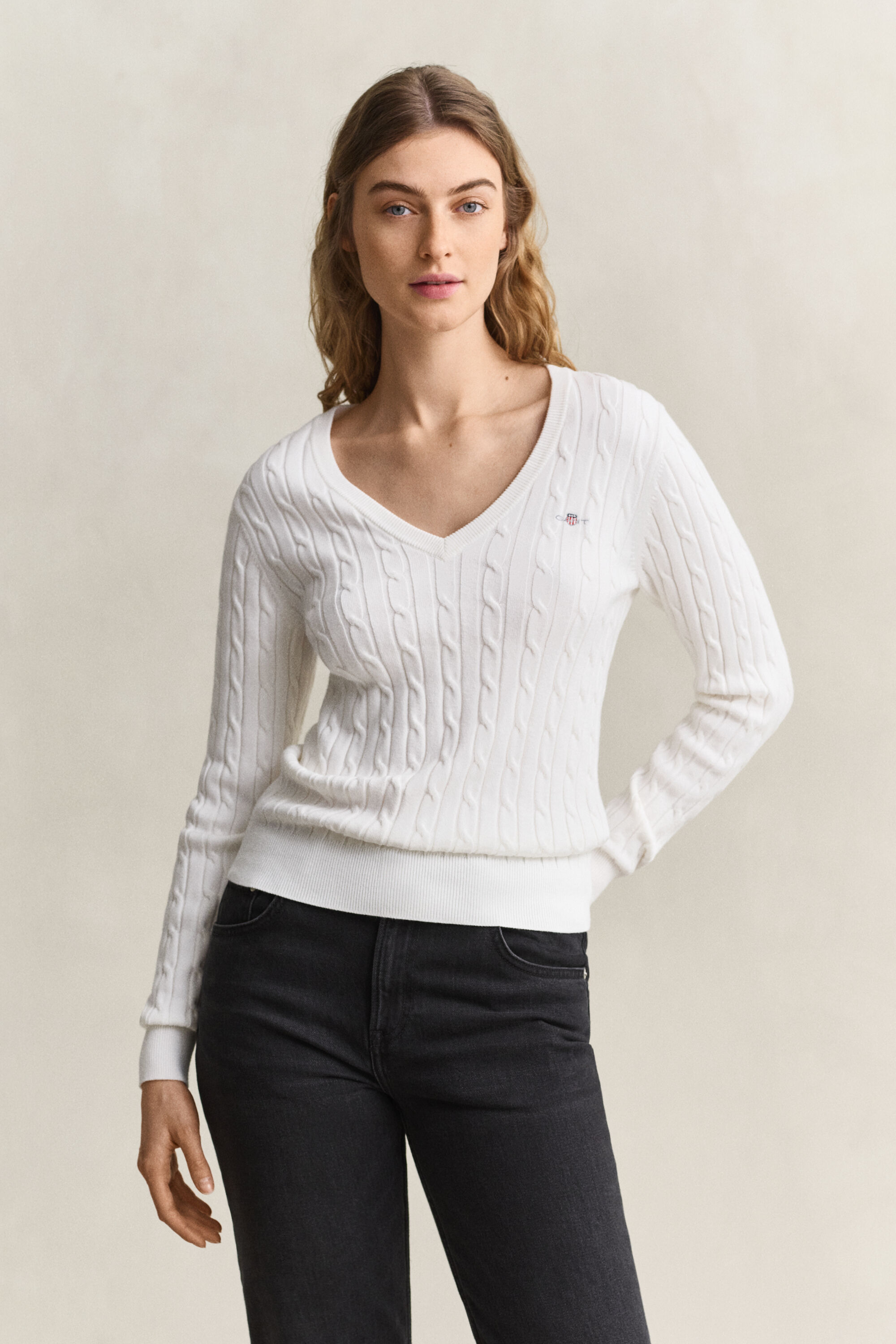 Kabelstrikket sweater af strækbomuld med V-hals