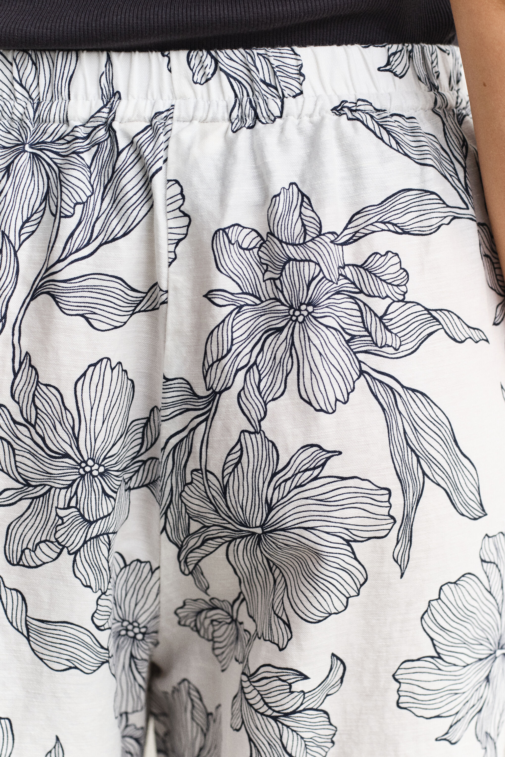 Blomstrede hørbukser