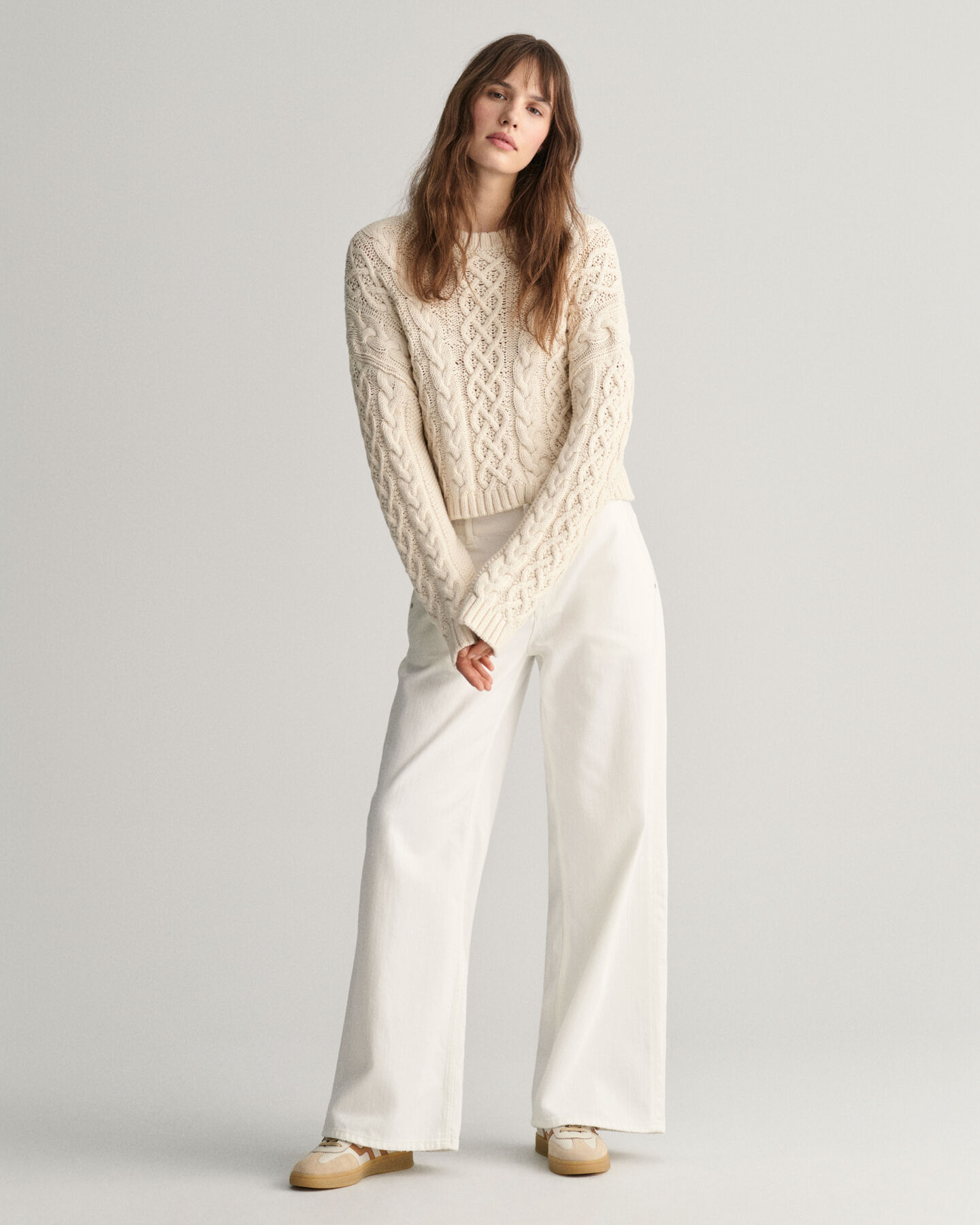 Crewneck sweater med kabelstrik