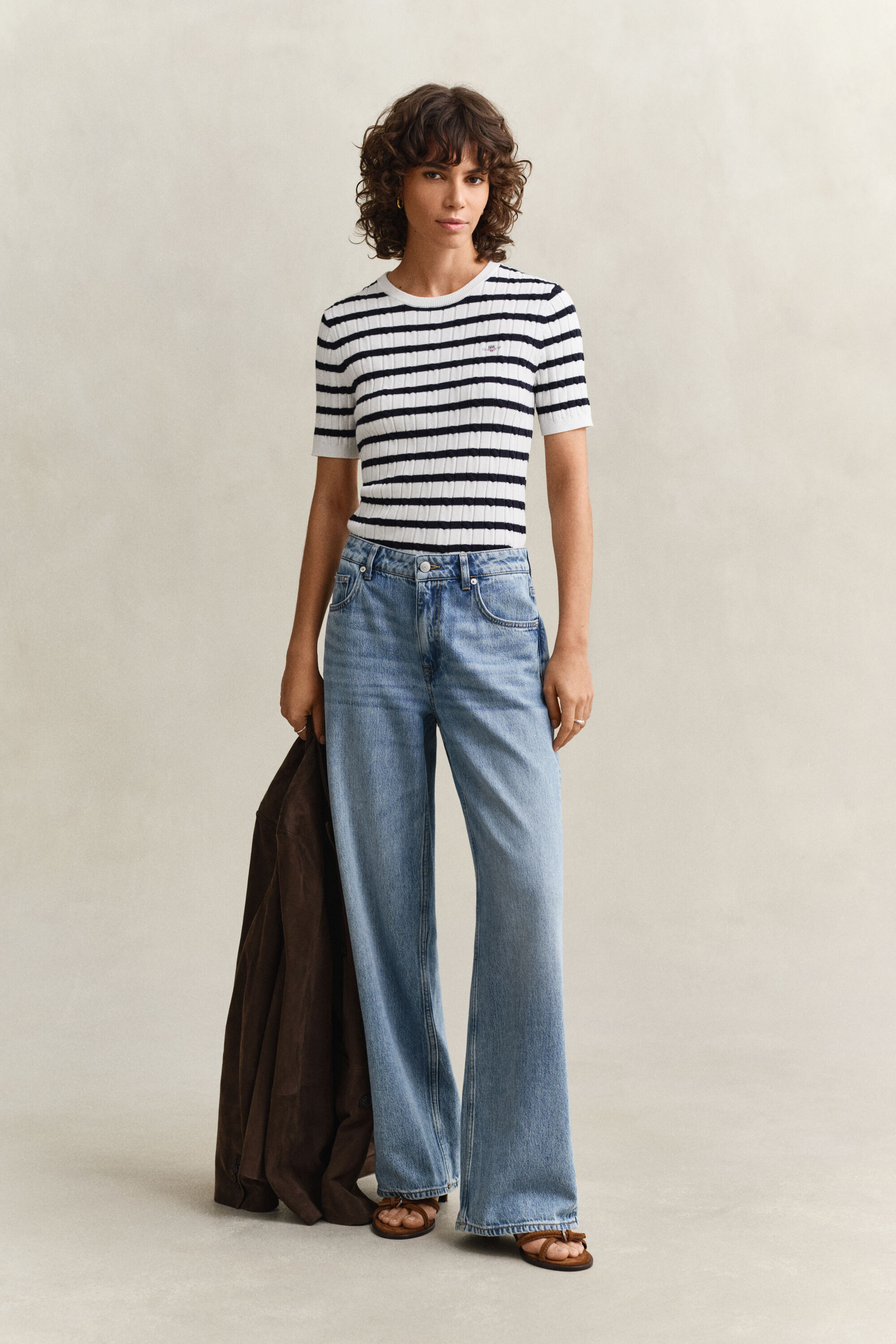 Kabelstrikket sweater med striber og korte ærmer