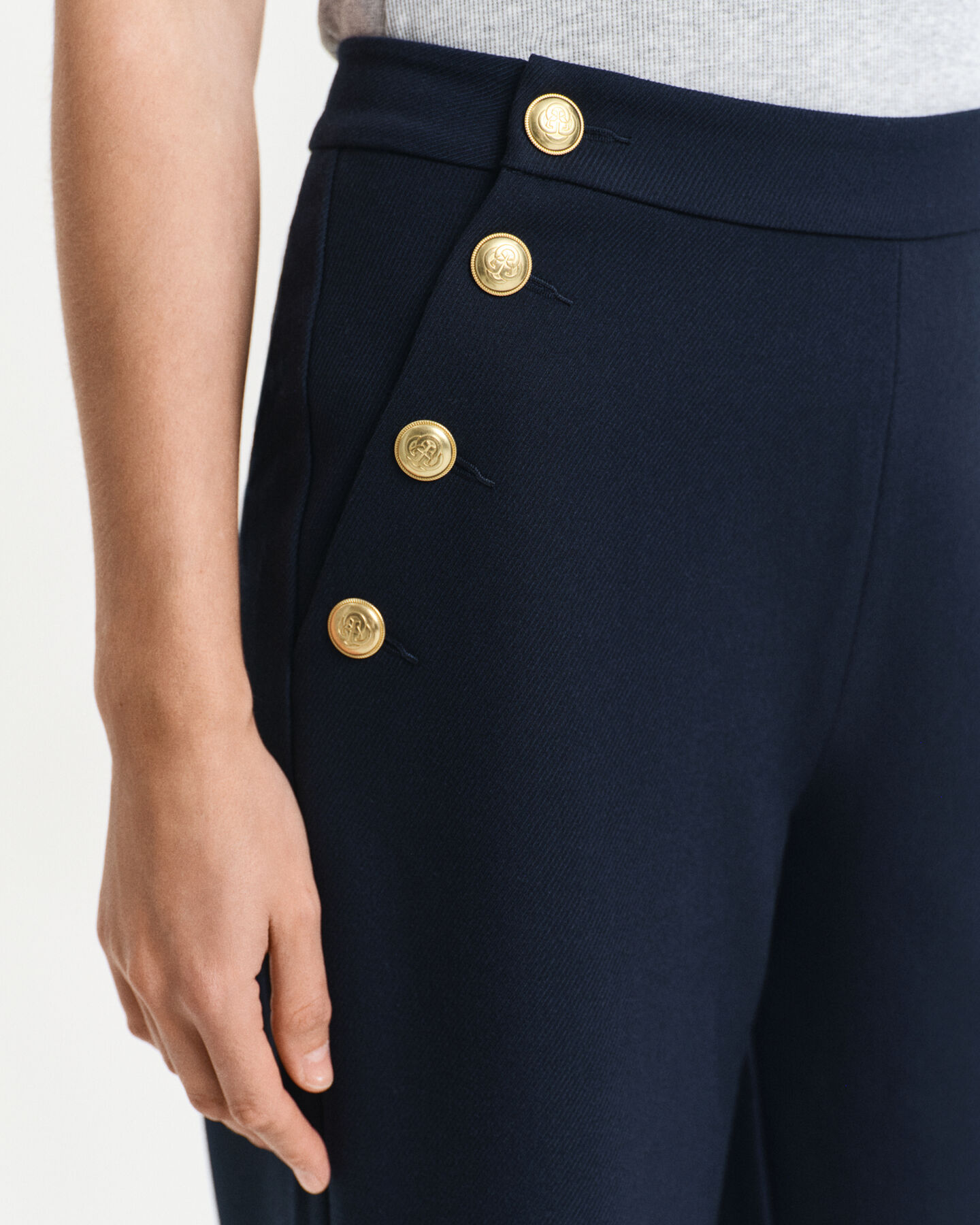 Højtaljede bukser med knapper