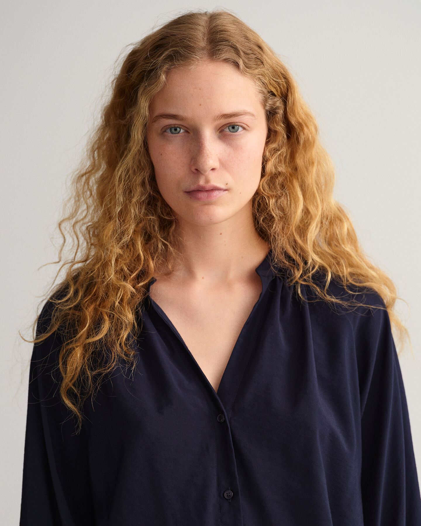 Bluse med stående krave