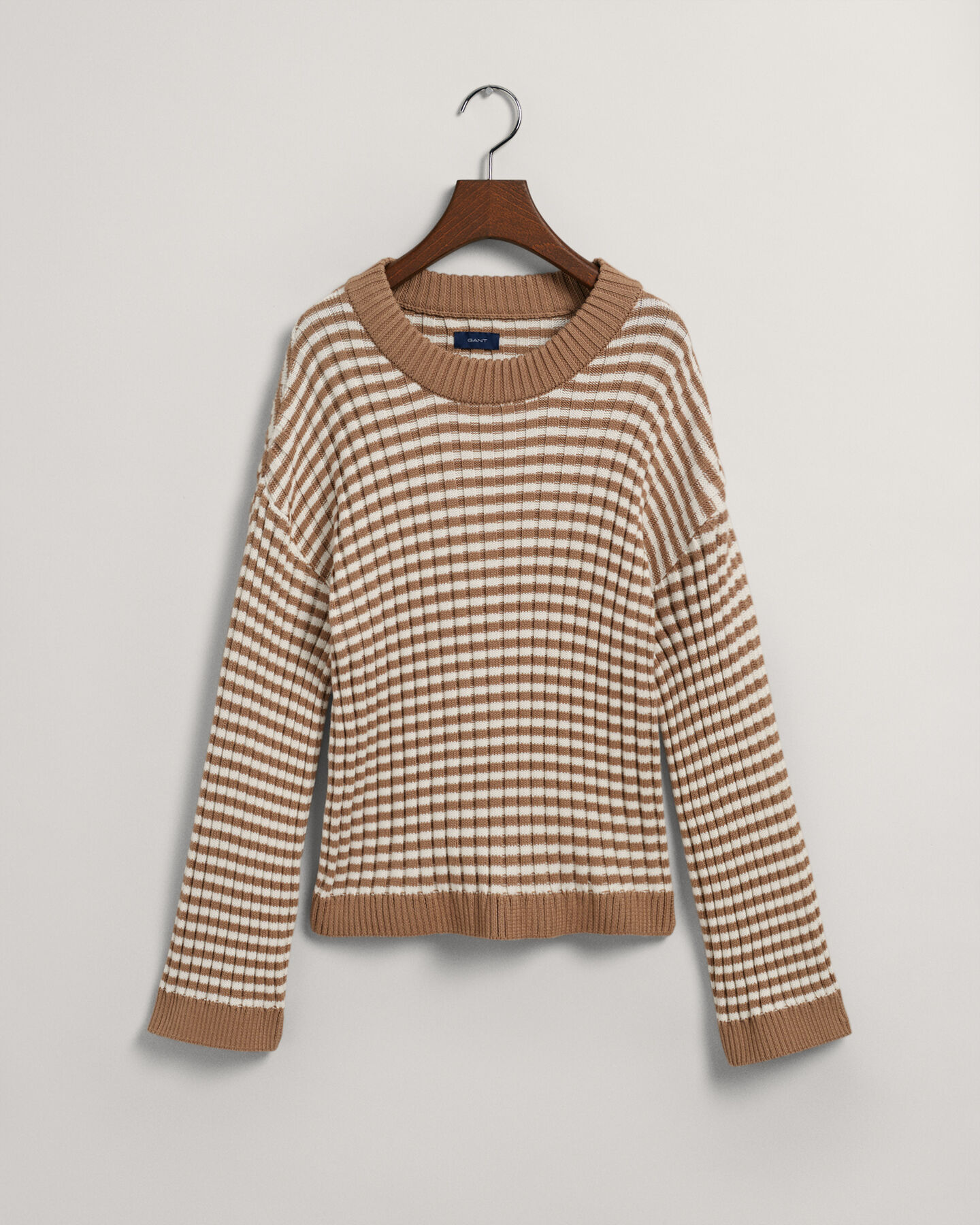 Stribet ribstrikket crewneck sweater af bomuld