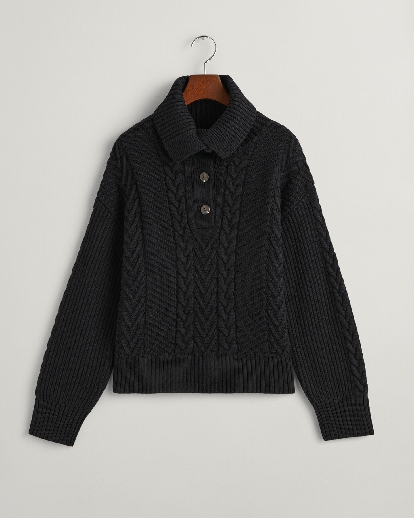 Kabelstrikket sweater med knappet rullekrave