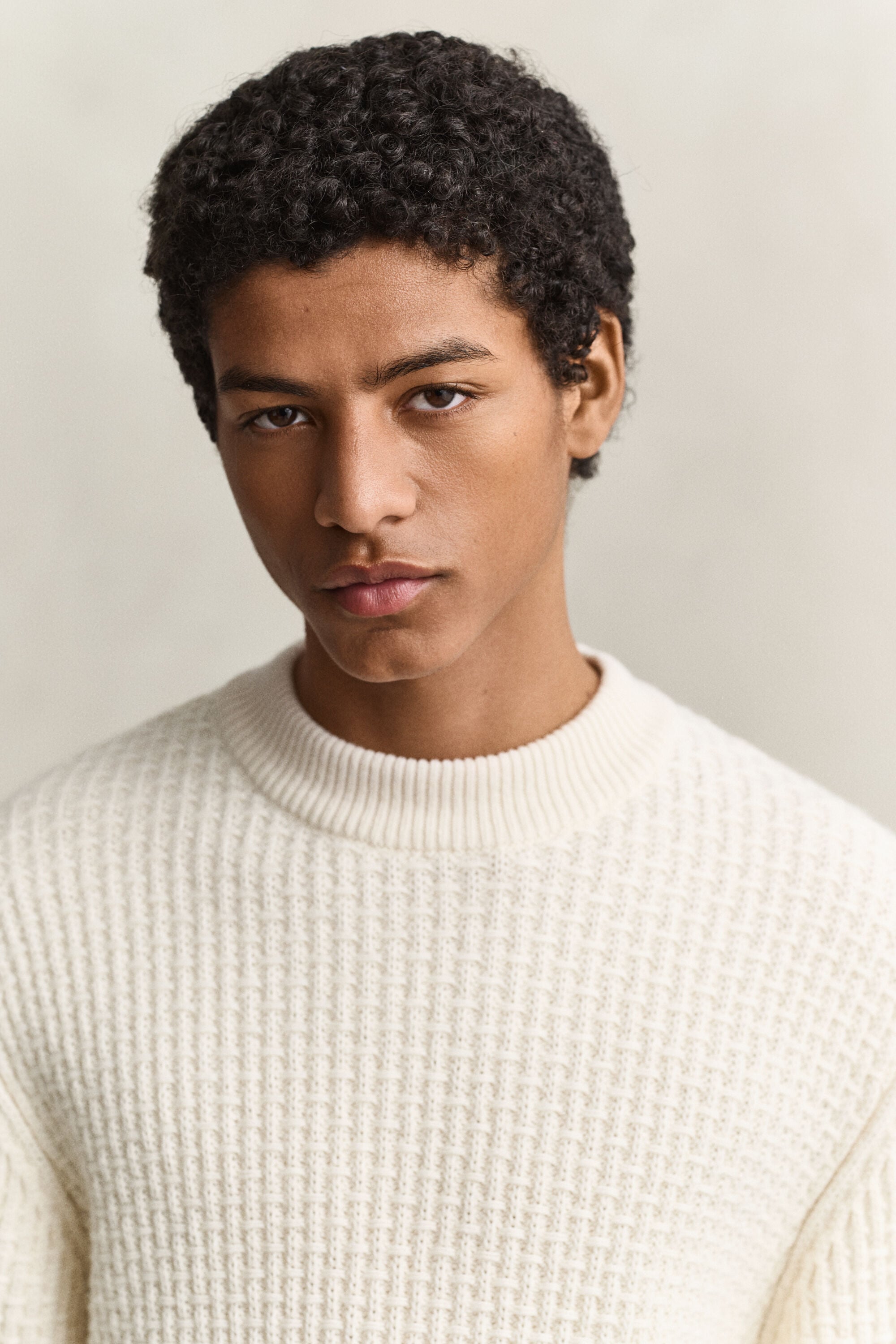 Tekstureret sweater i bomuld og uld med mock-neck