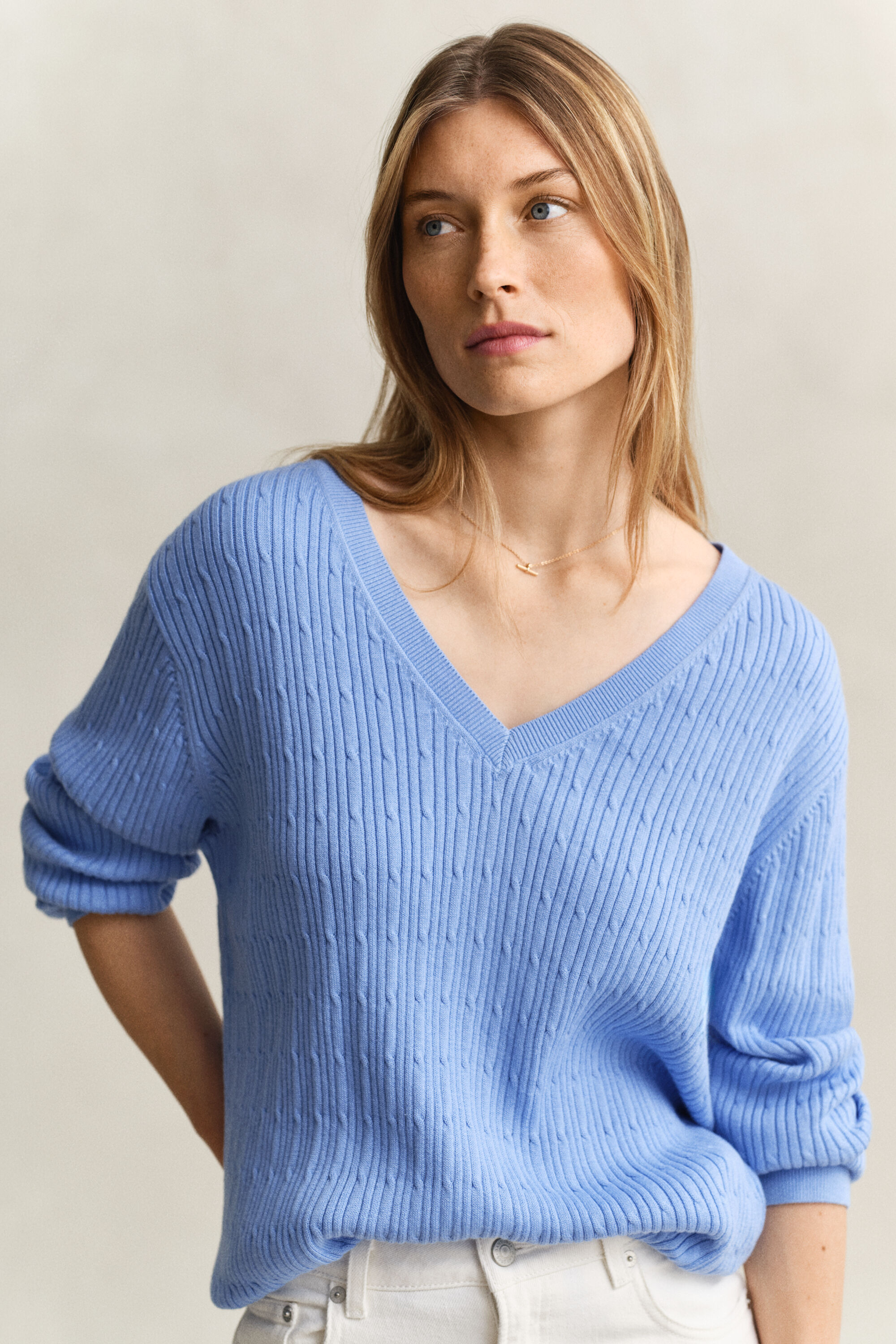 Kabelstrikket sweater med V-hals