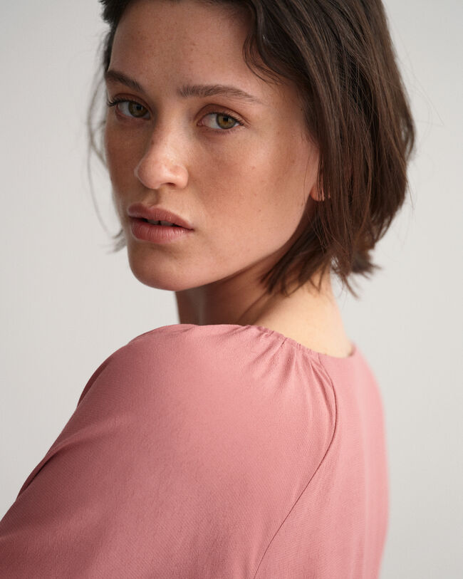 Kjole med bådudskæring