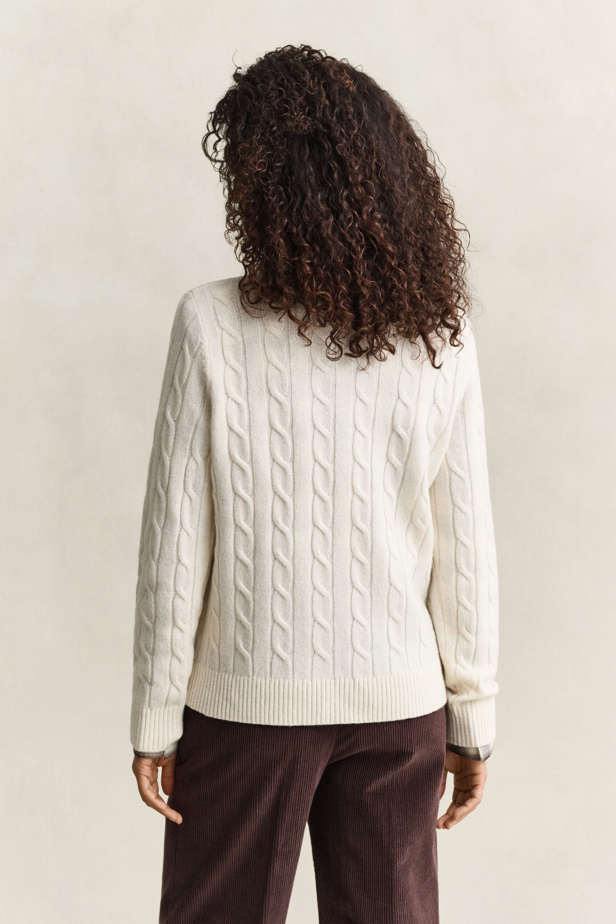 Sweater af lammeuld med kabelstrik
