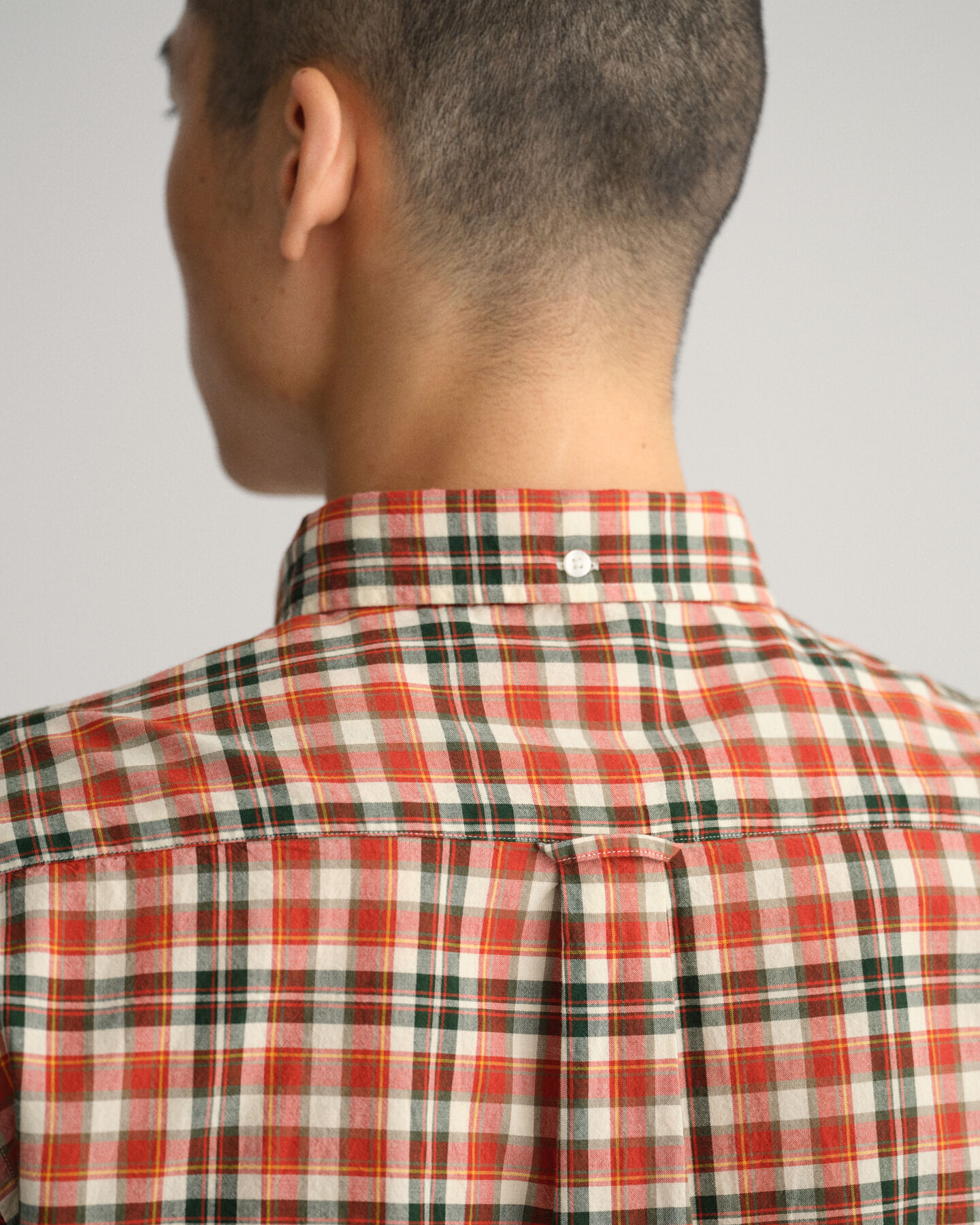 Regular fit t&aelig;tv&aelig;vet skjorte med skotsktern