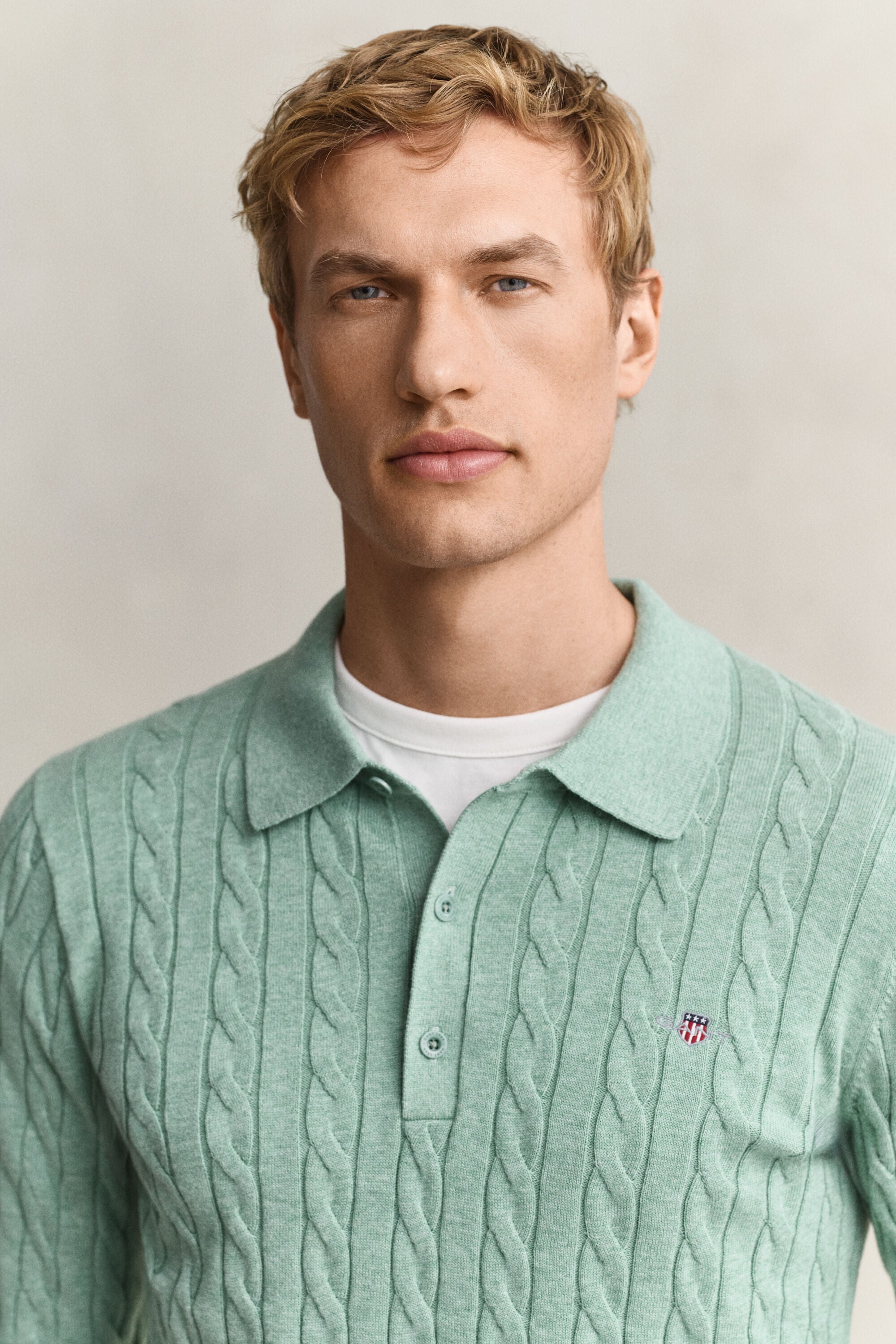 Polosweater i bomuld med kabelstrik