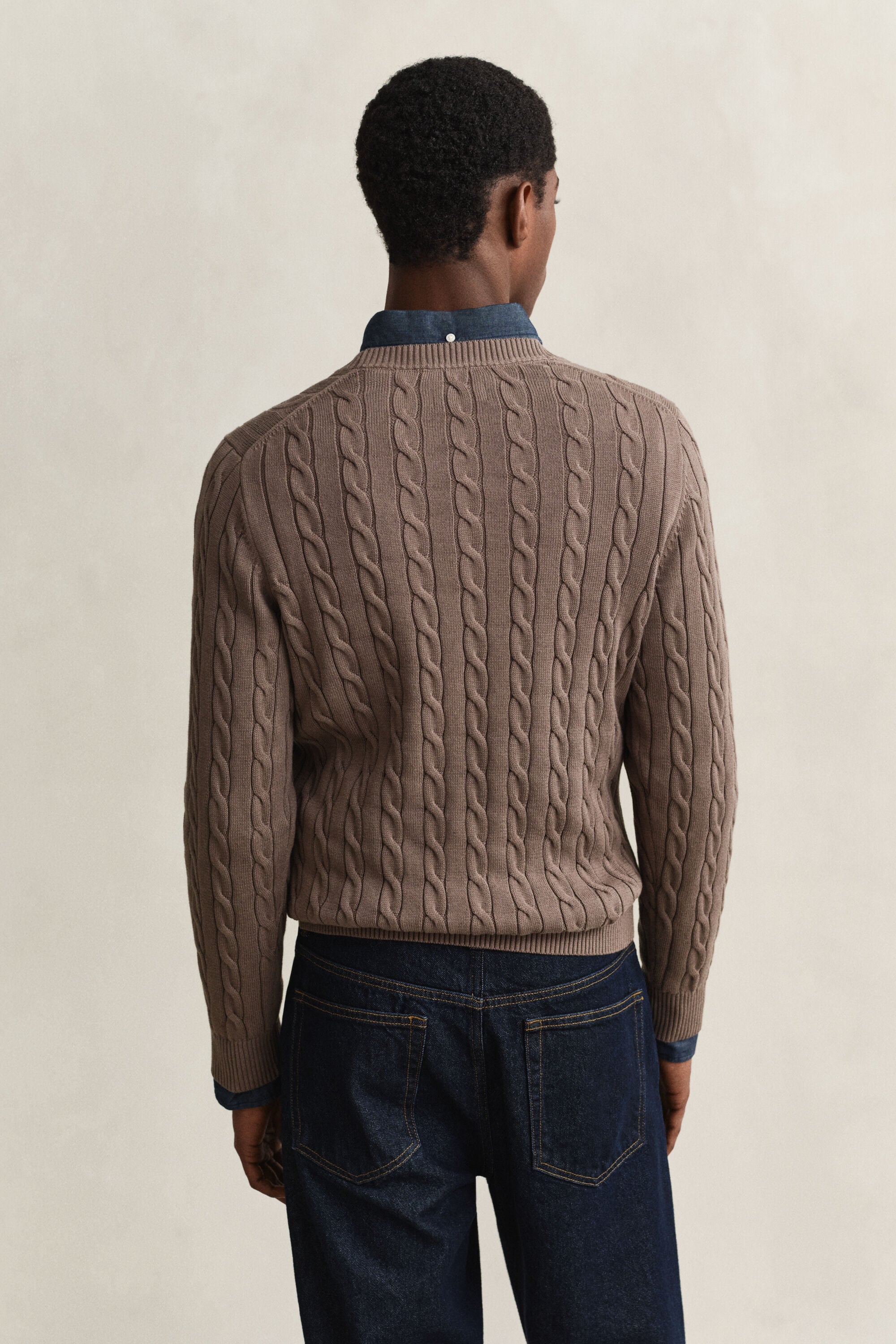 Crewneck sweater af bomuld med kabelstrik
