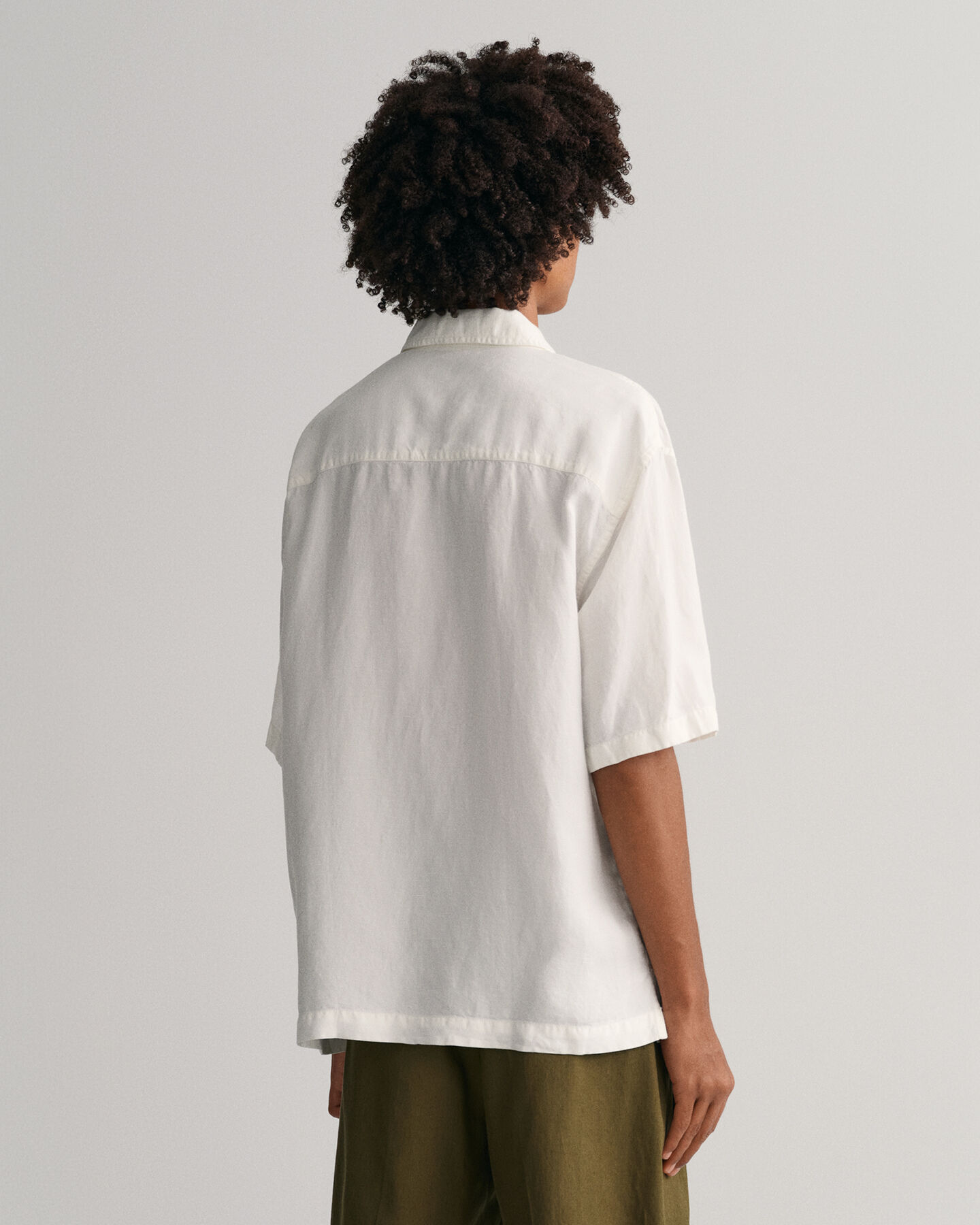 Relaxed fit skjorte af h&oslash;r og lyocell og korte &aelig;rmer