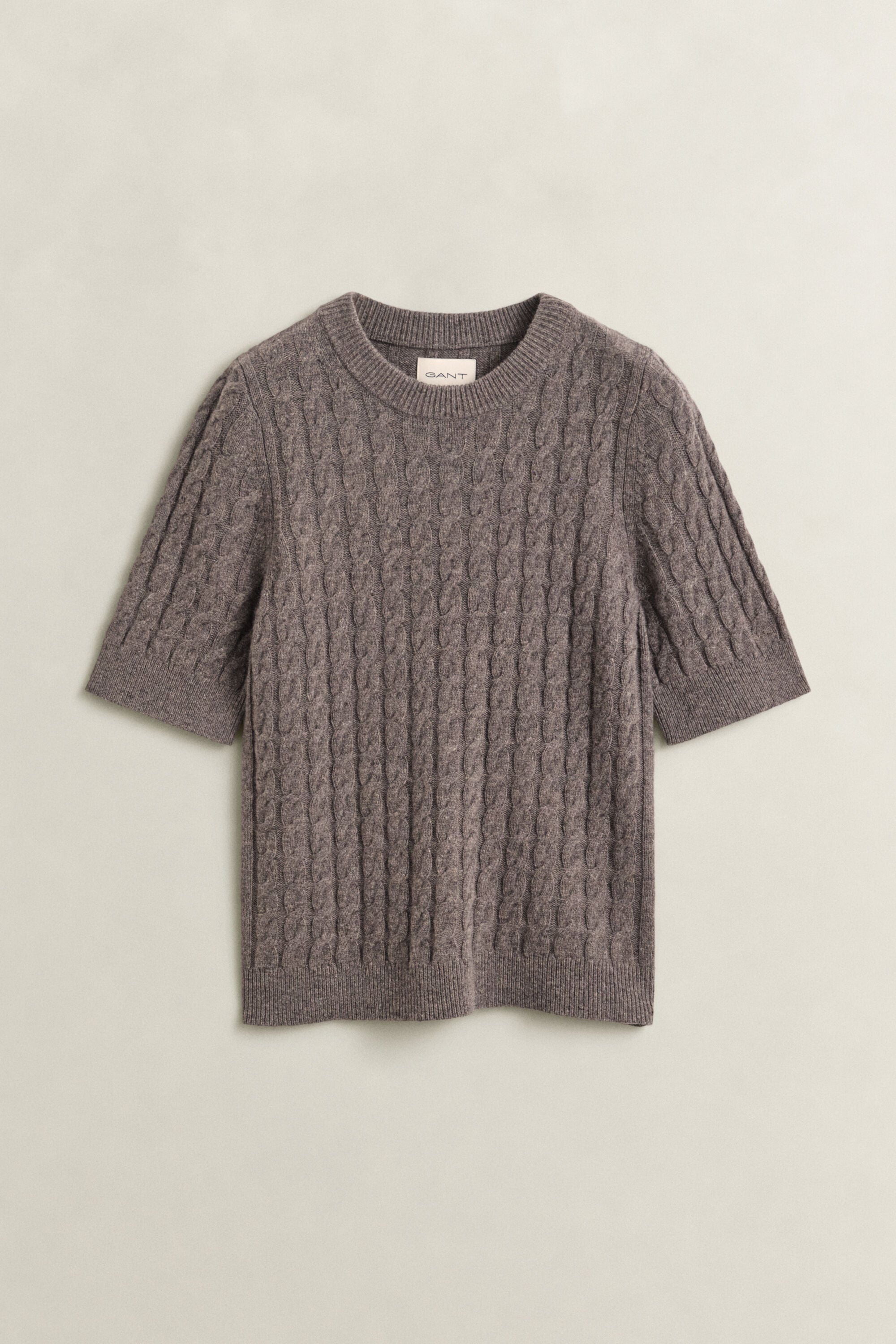 Kabelstrikket sweater i uld og kashmir med korte ærmer