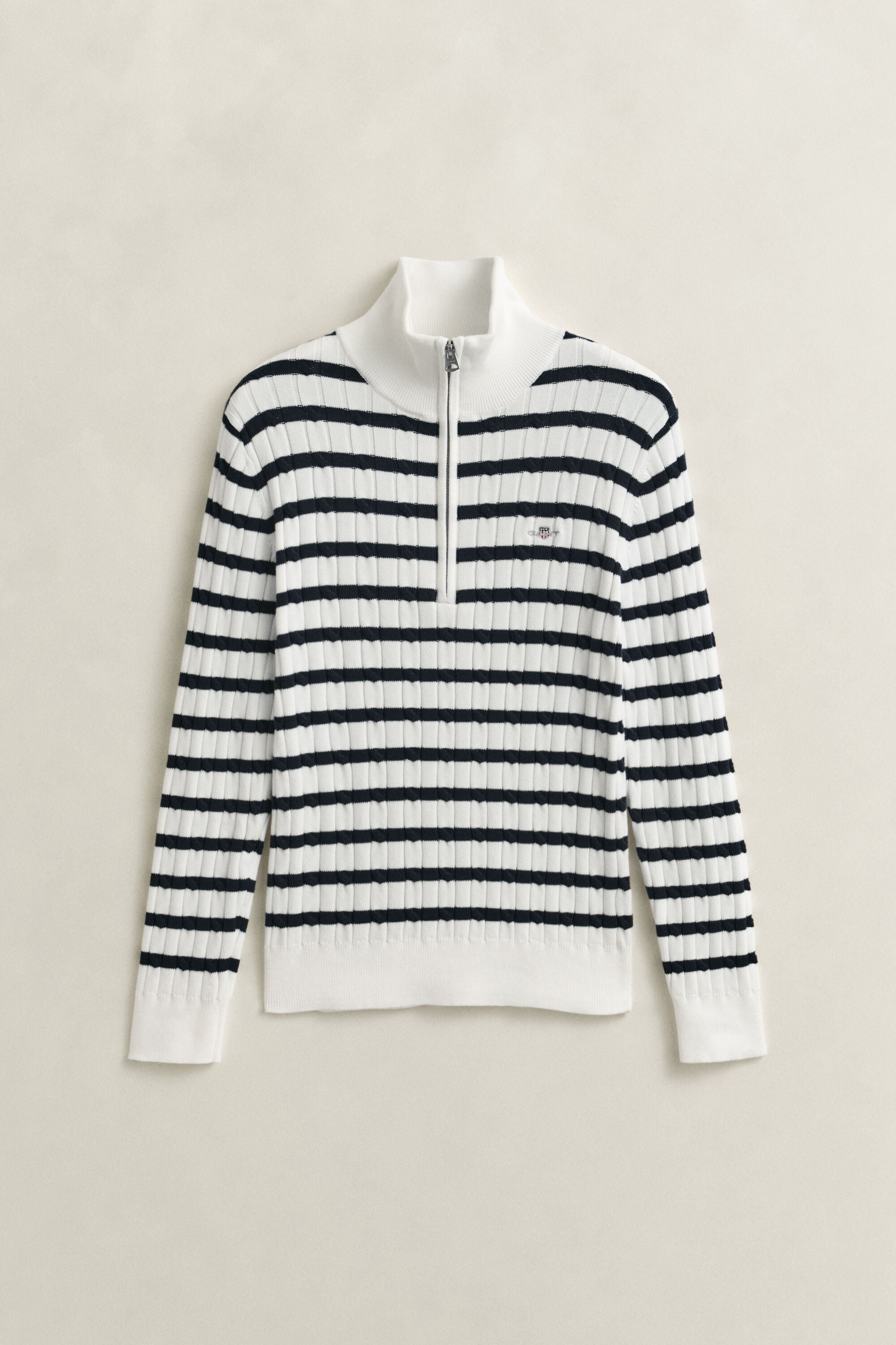 Kabelstrikket sweater med striber og halv lynlås