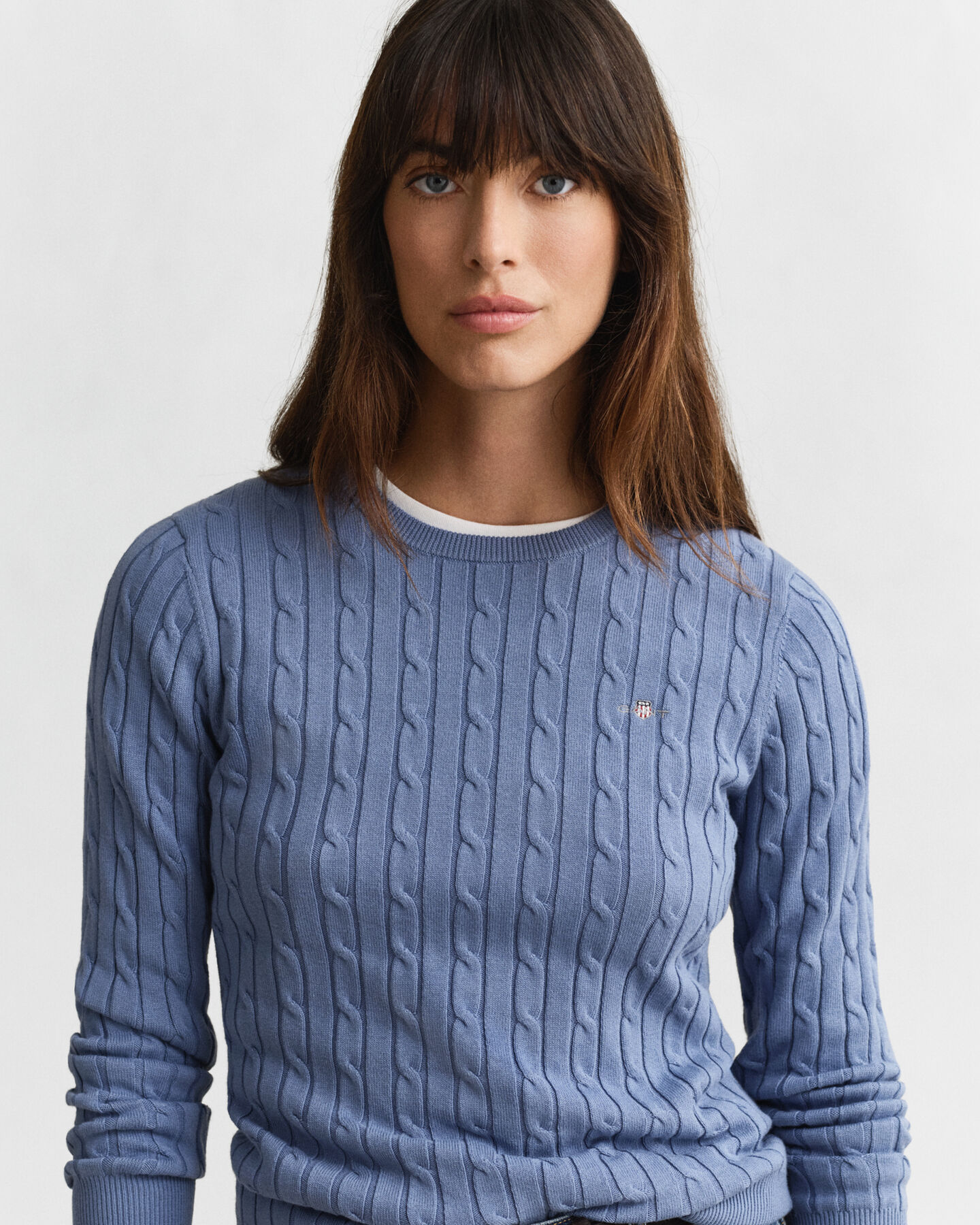 Crewneck sweater af strækbomuld med kabelstrik