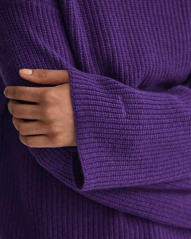 Ribstrikket sweater i uld med stående krave