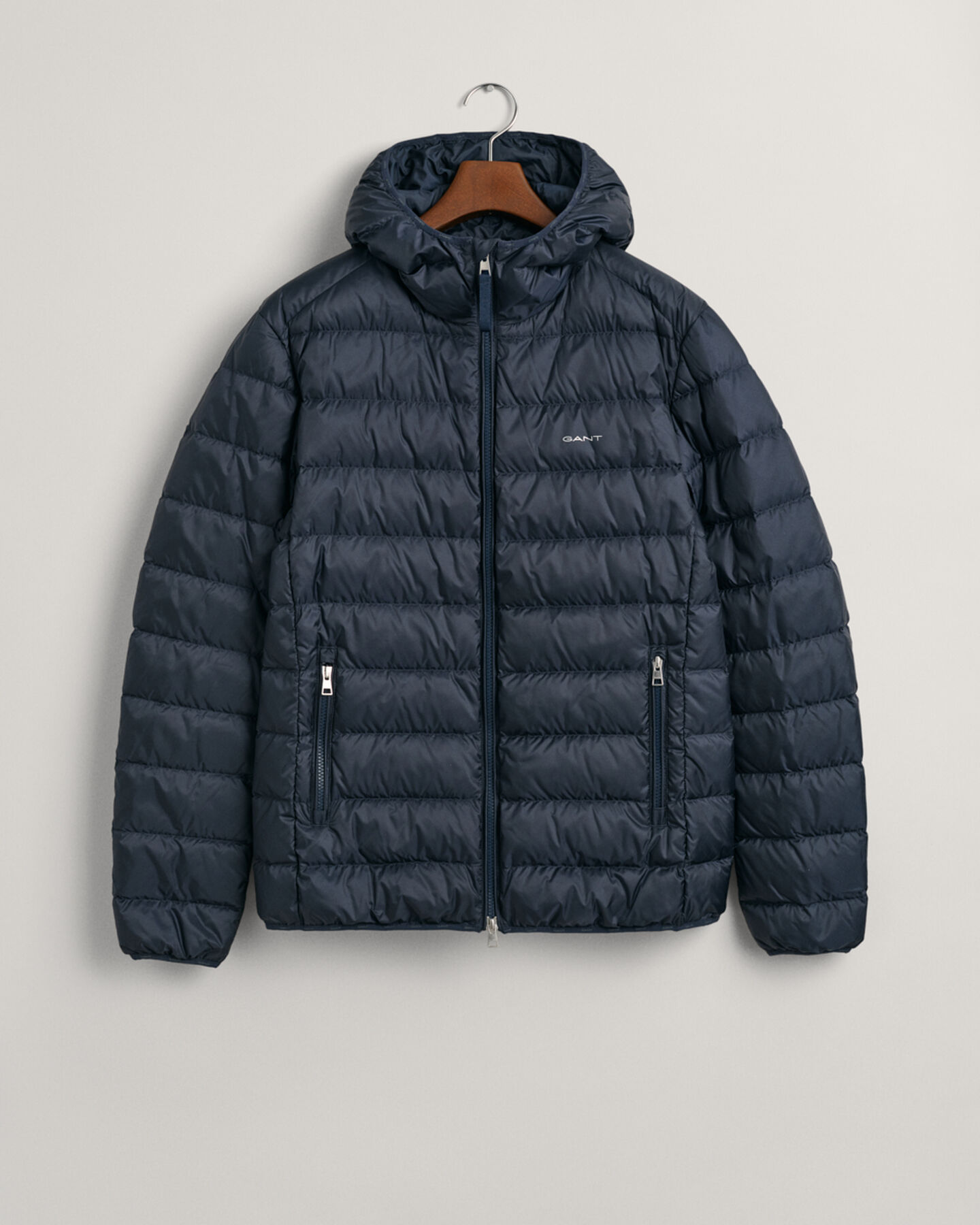 Let dunjakke med hætte