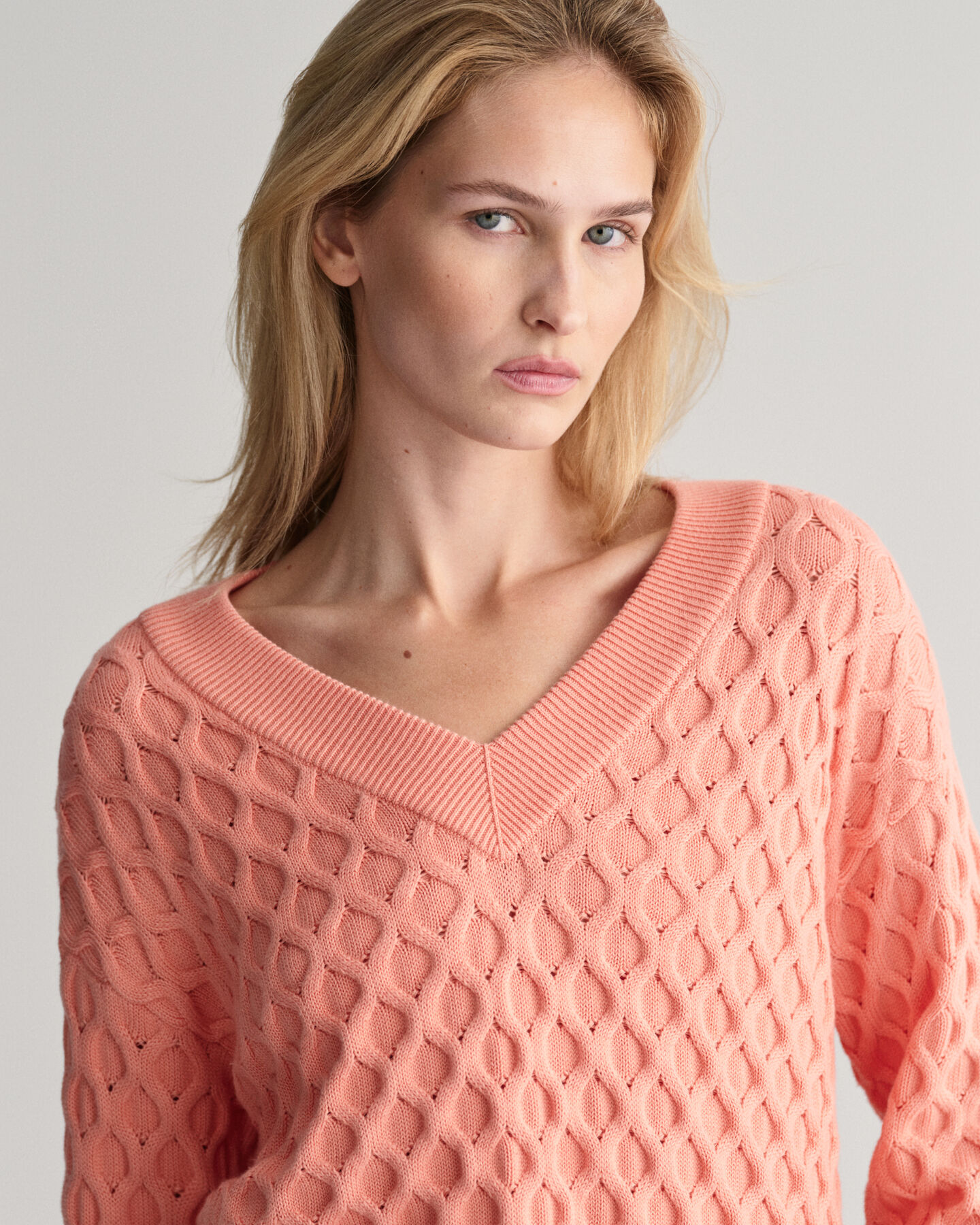 Tekstureret strikket sweater med V-hals