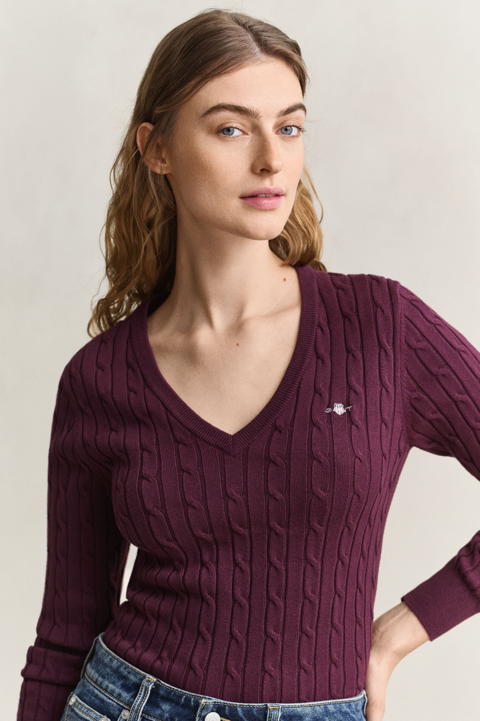 Kabelstrikket sweater af strækbomuld med V-hals