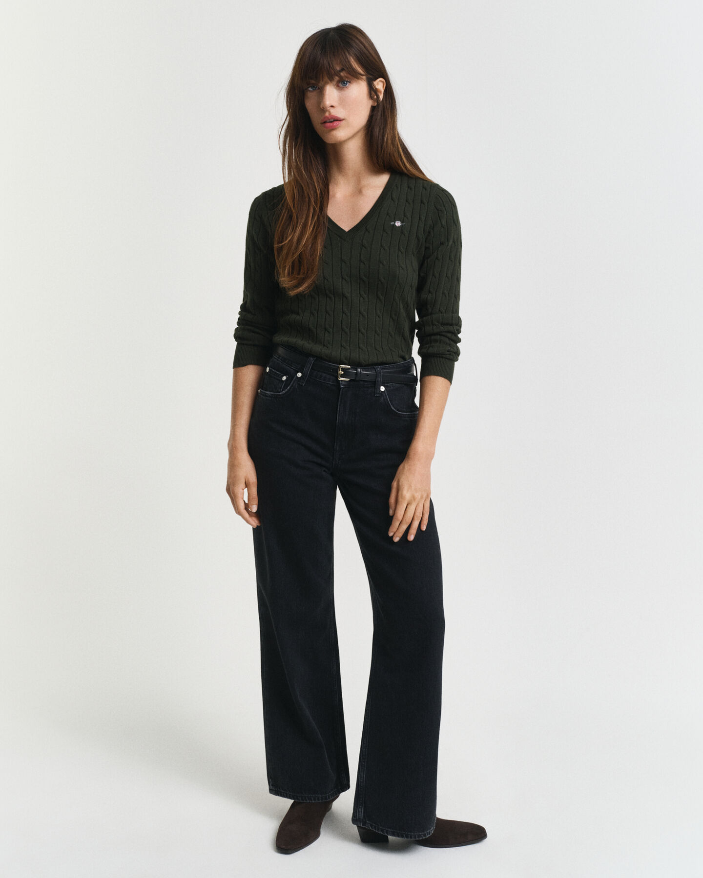 Kabelstrikket sweater af strækbomuld med V-hals