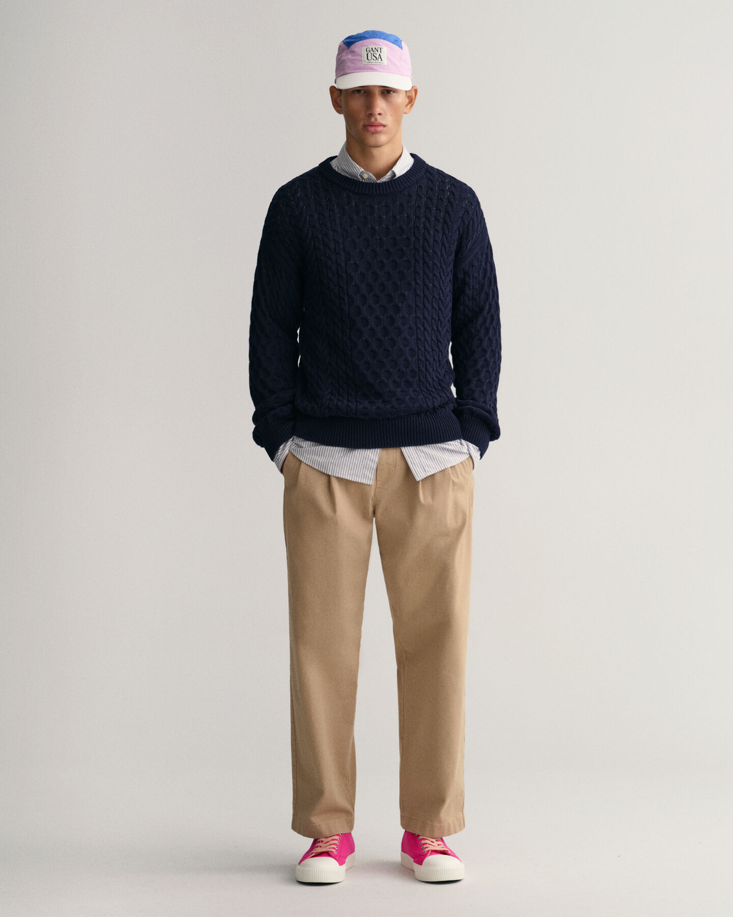 Crewneck sweater af bomuld med kabelstrik