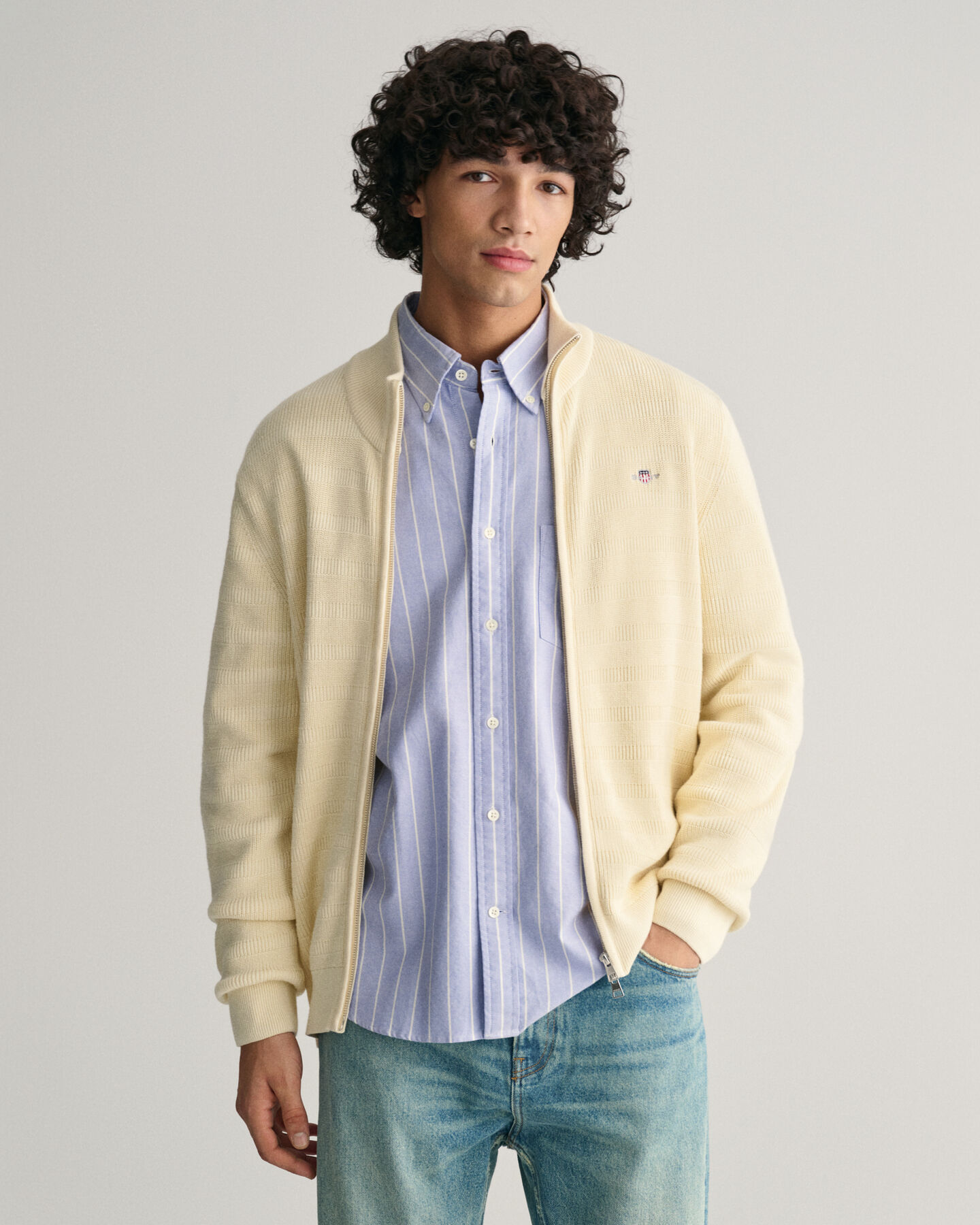 Stribet tekstureret cardigan af bomuld med lynl&aring;s