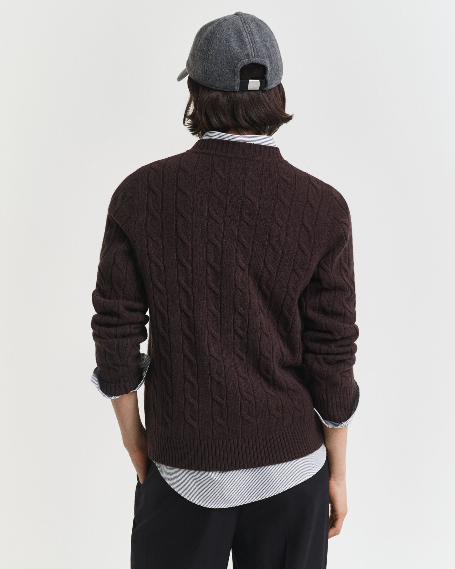 Sweater af lammeuld med kabelstrik