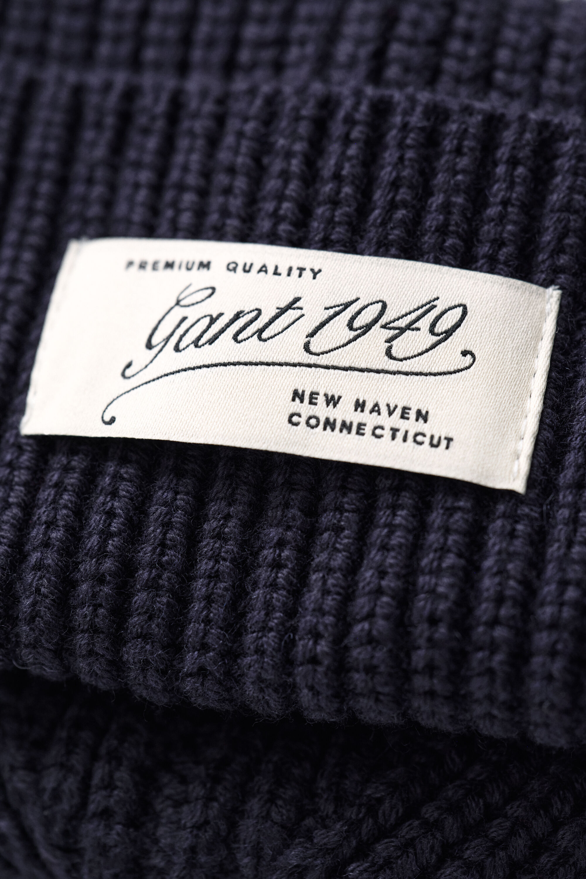 Ribstrikket beanie med logo