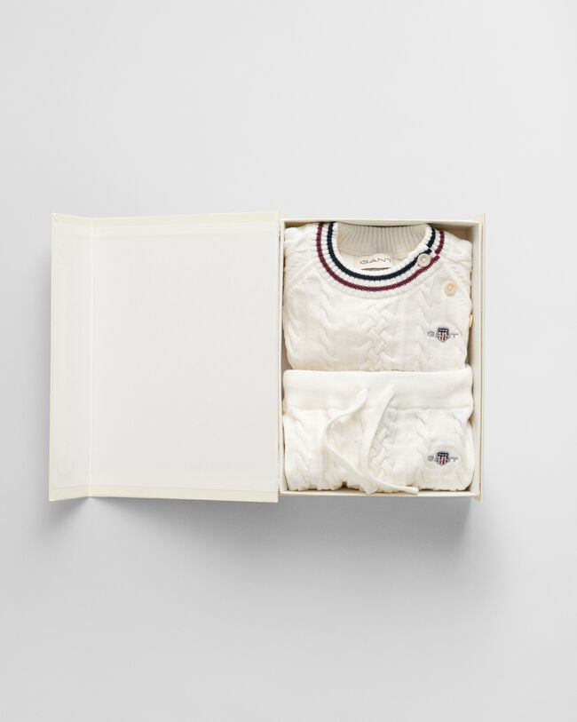 Baby gaves&aelig;t med stribet kabelstrikket sweater og bukser