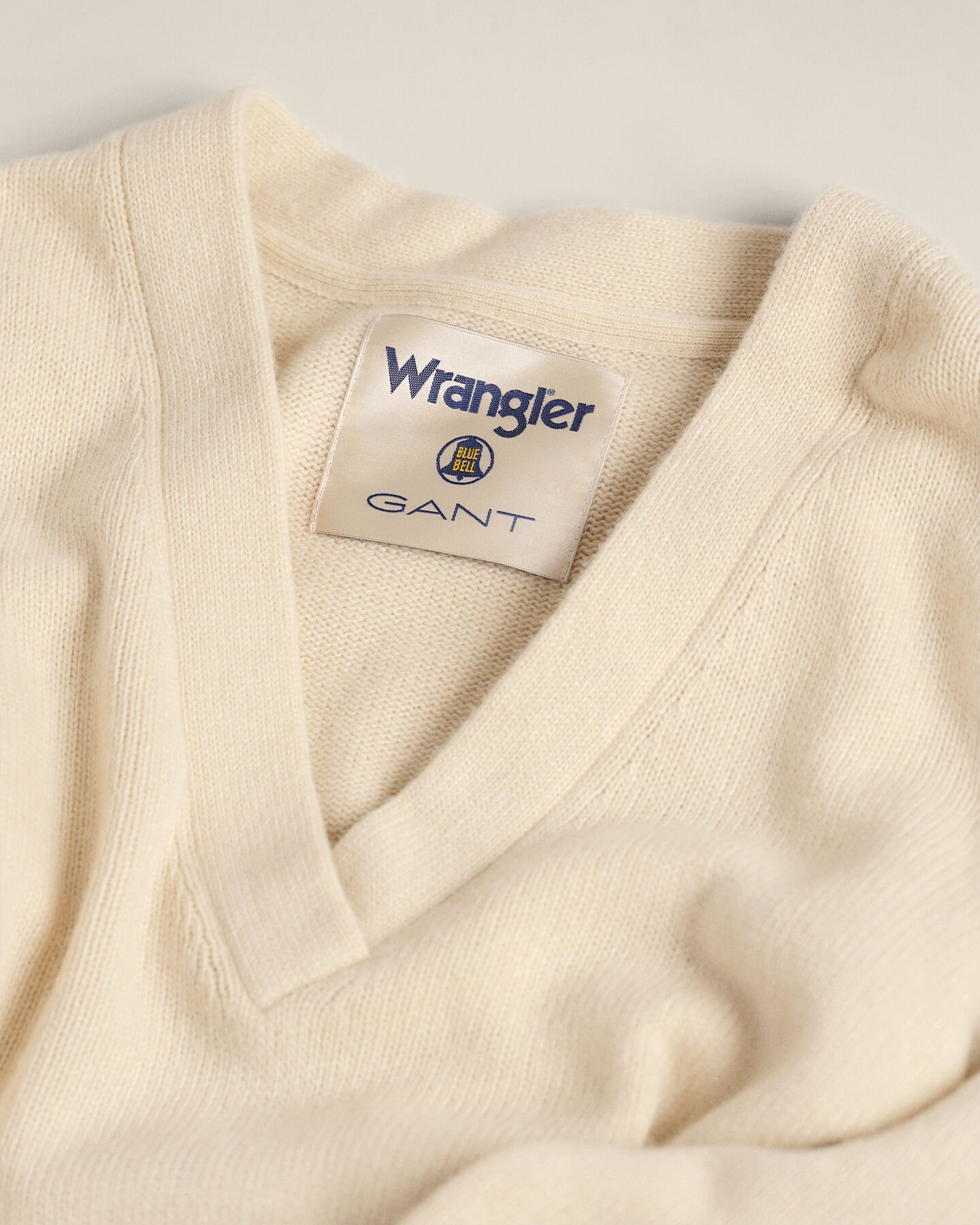 Wrangler x GANT Varsity sweater i kashmirblanding med V-hals