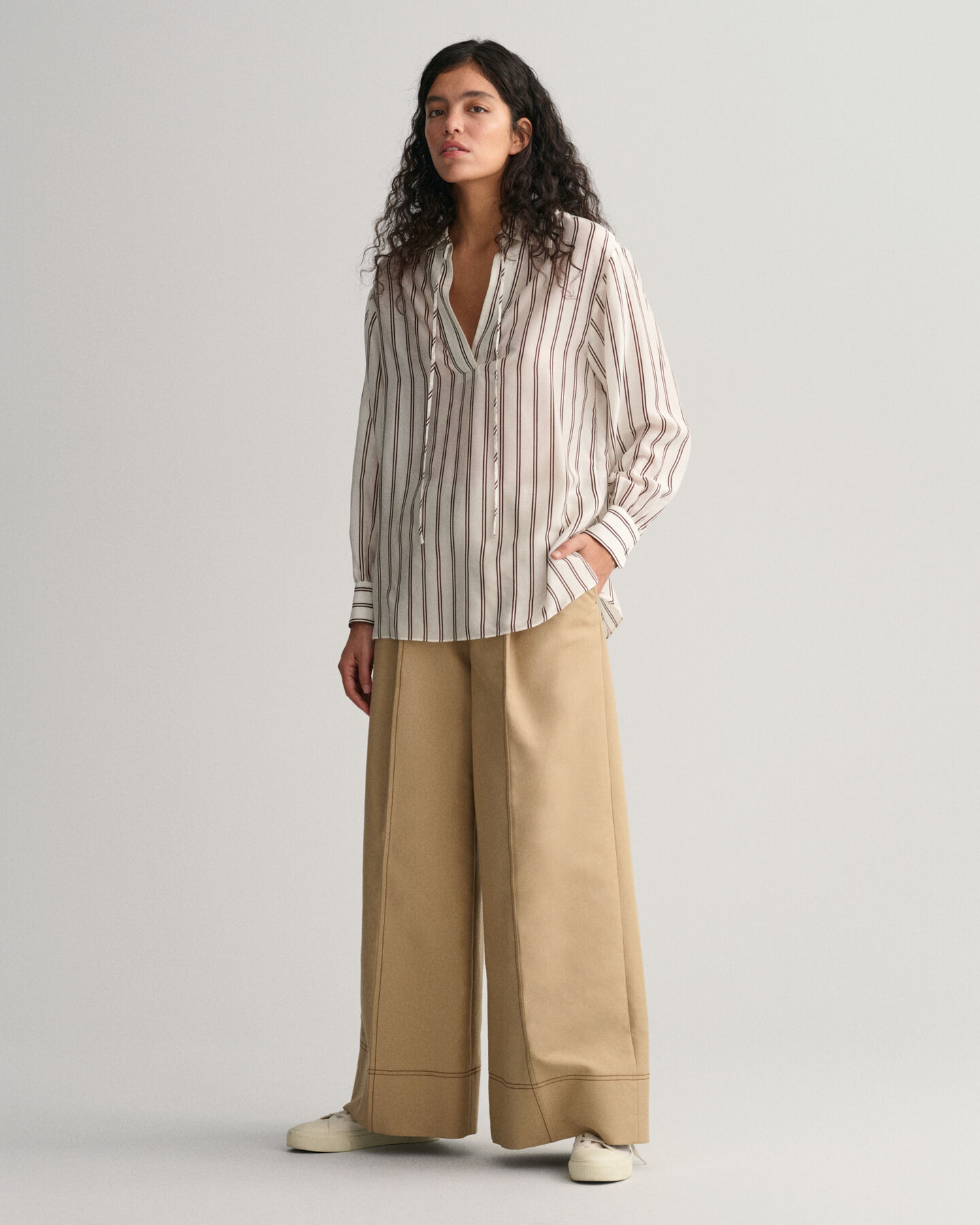 Stribet bluse med V-hals