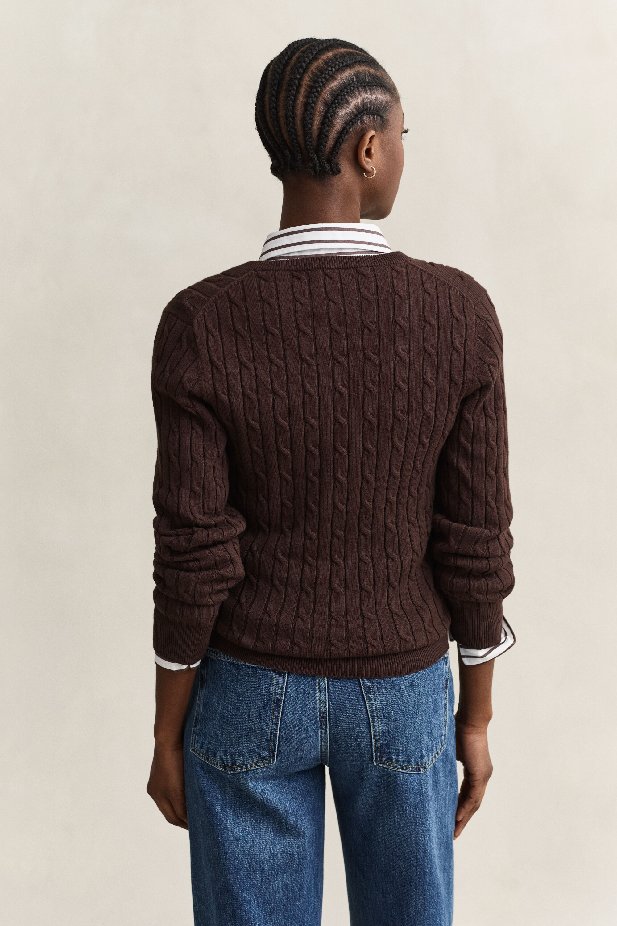 Kabelstrikket sweater af strækbomuld med V-hals
