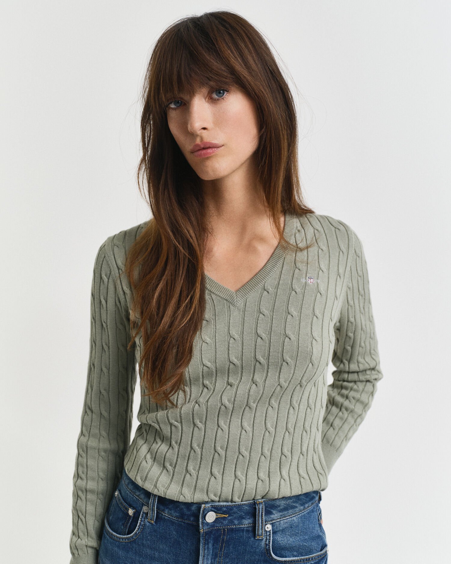 Kabelstrikket sweater med V-hals