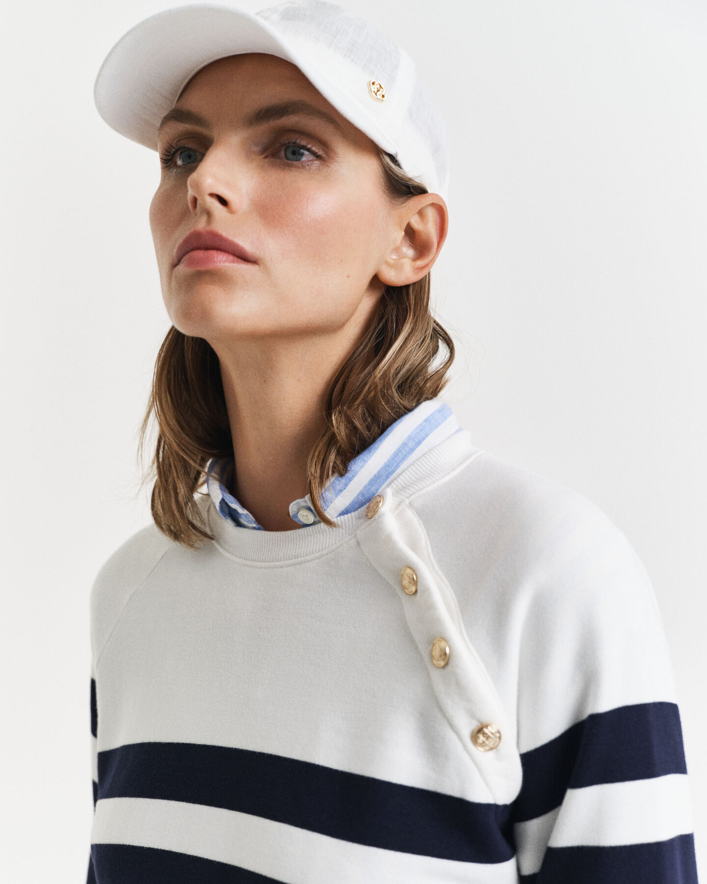 Stribet sweatshirt med guldknapper og crewneck