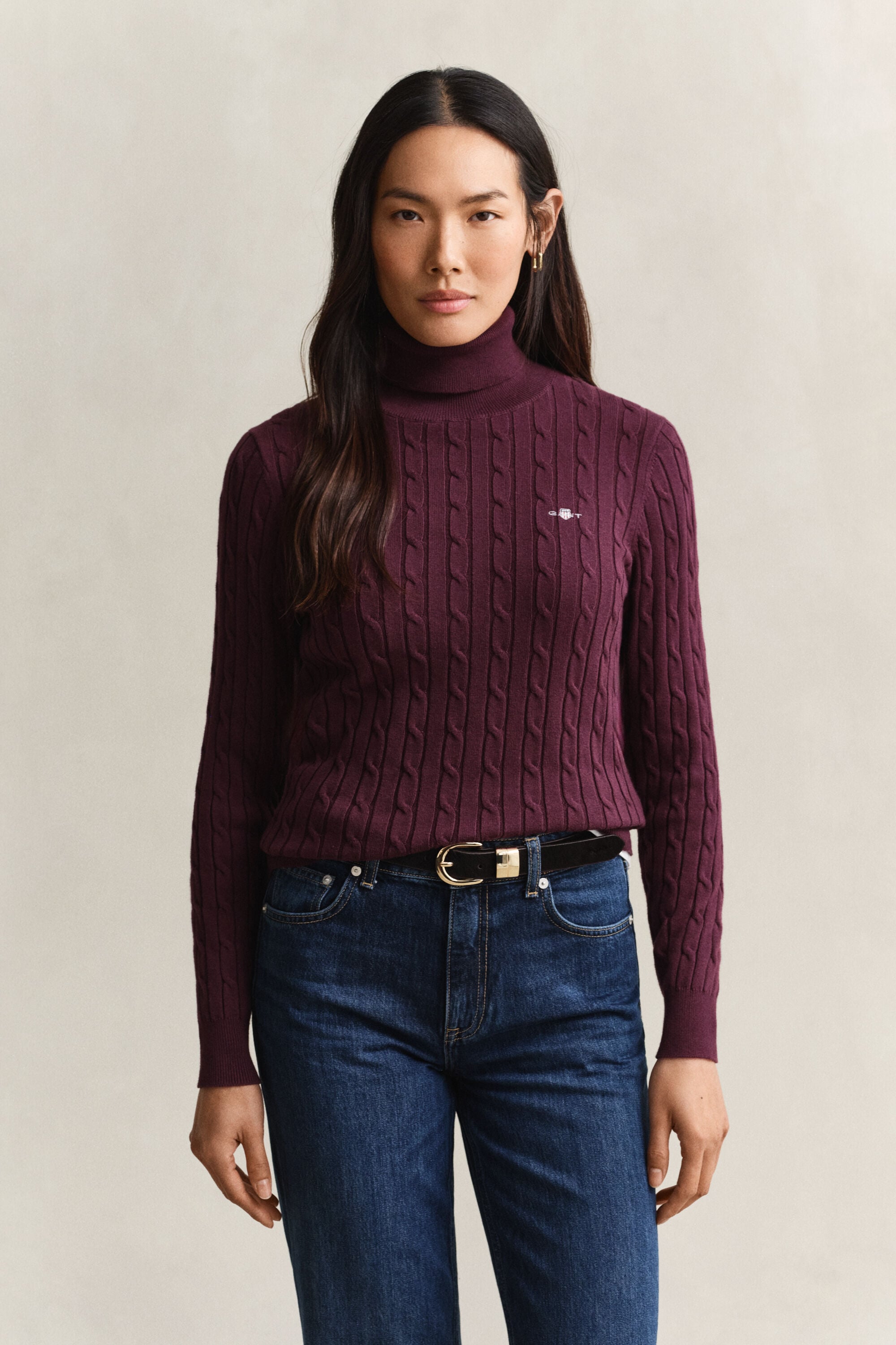 Kabelstrikket sweater af strækbomuld med rullekrave