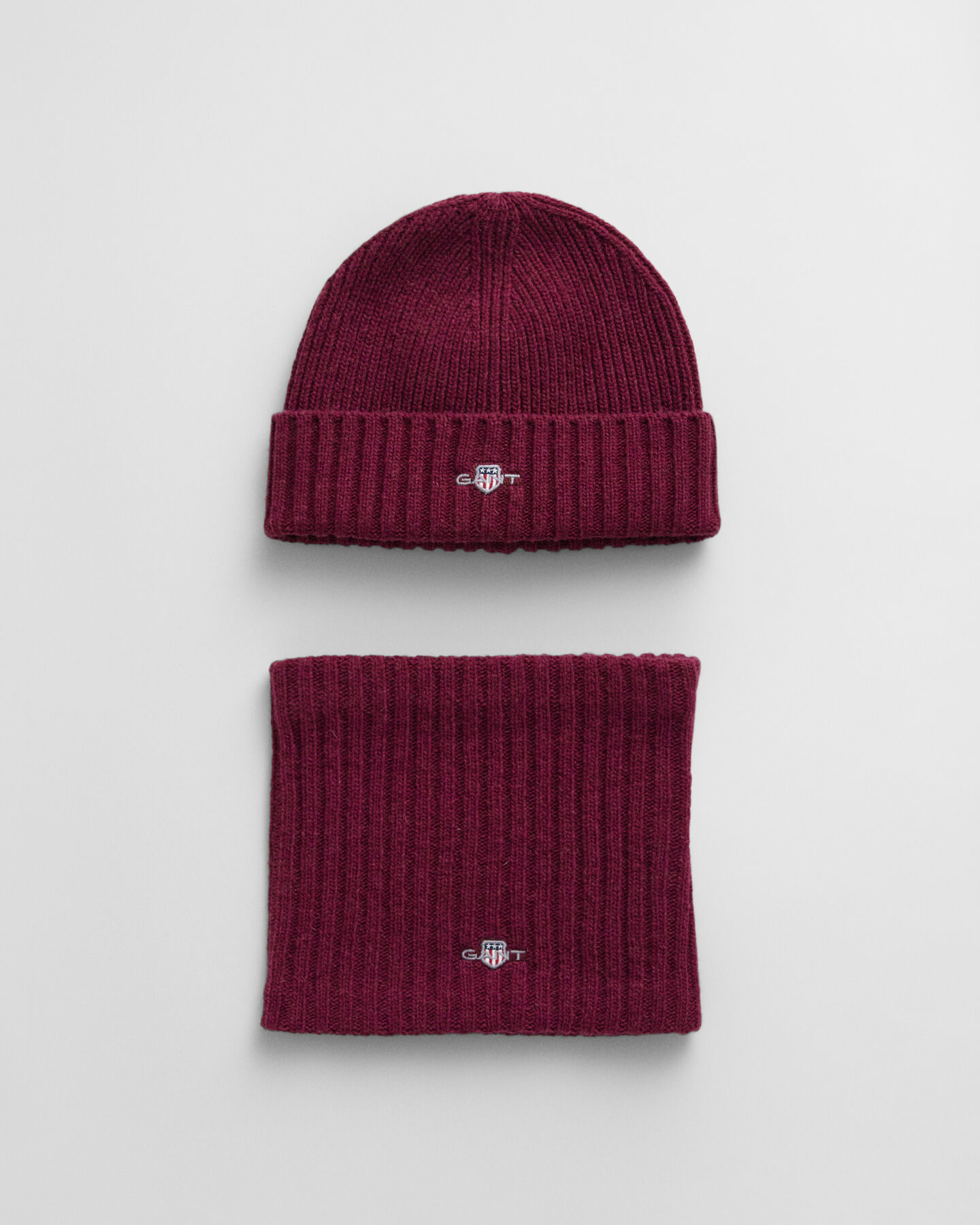 Kids gaves&aelig;t med beanie og h&aring;rb&aring;nd i uld