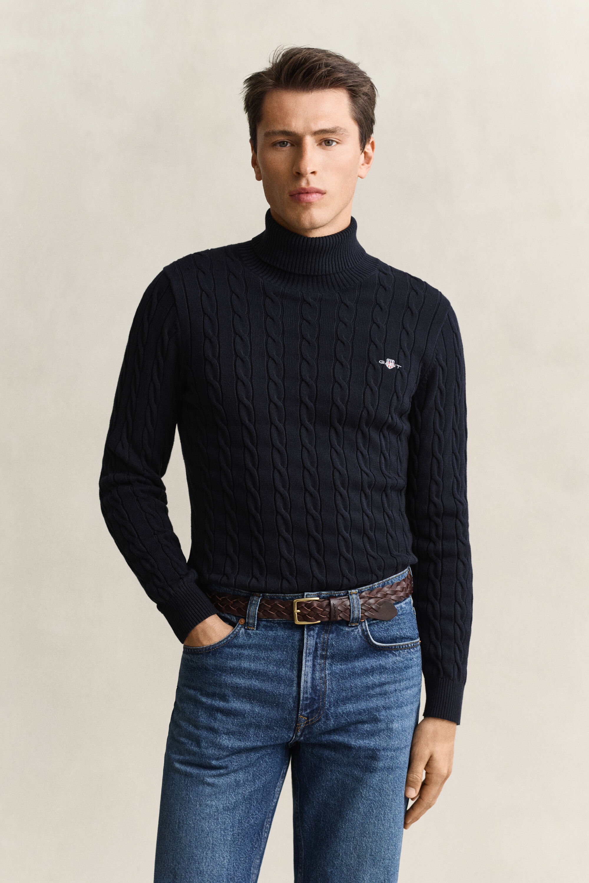 Kabelstrikket sweater af bomuld med rullekrave