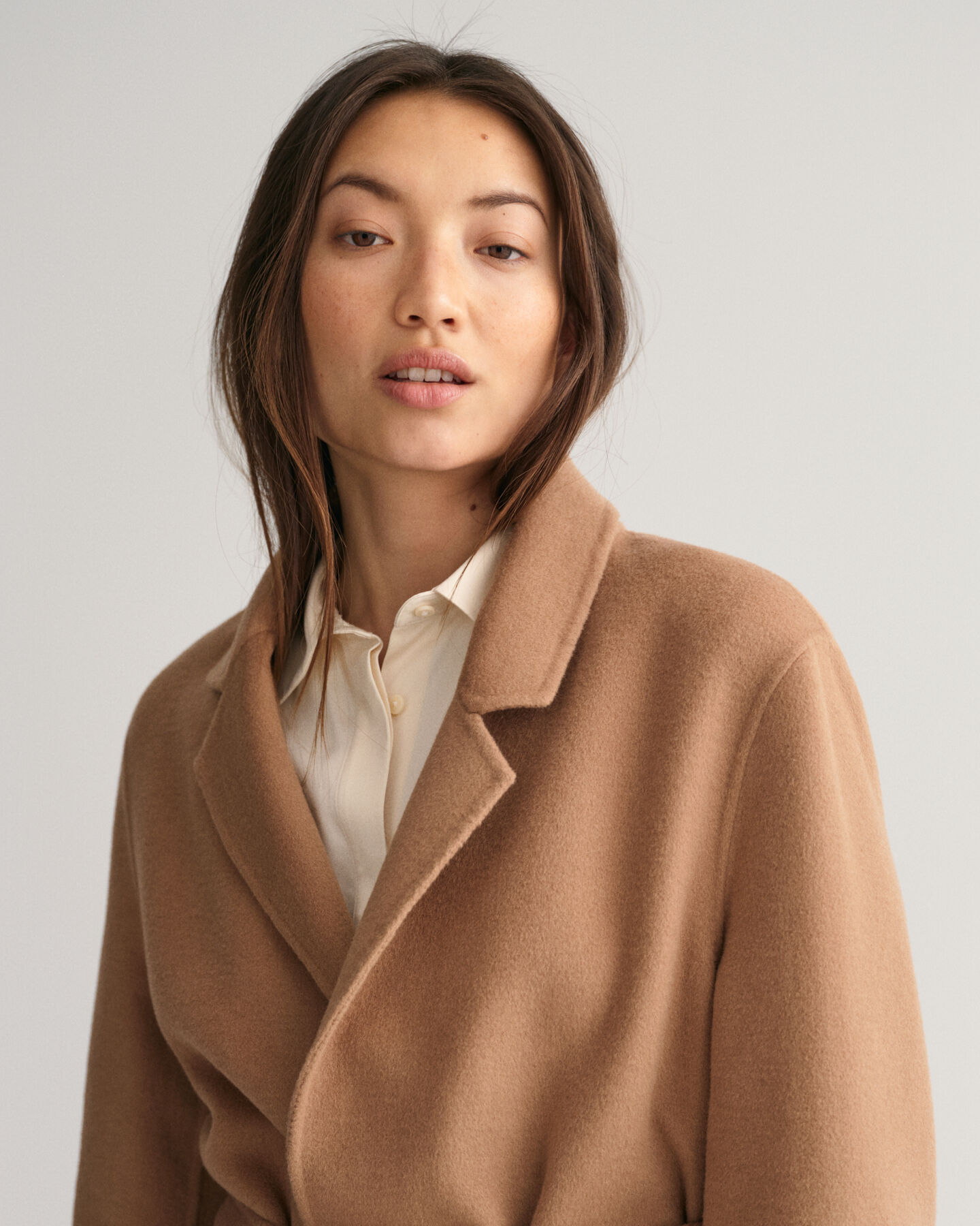 Håndsyet blazer med bælte